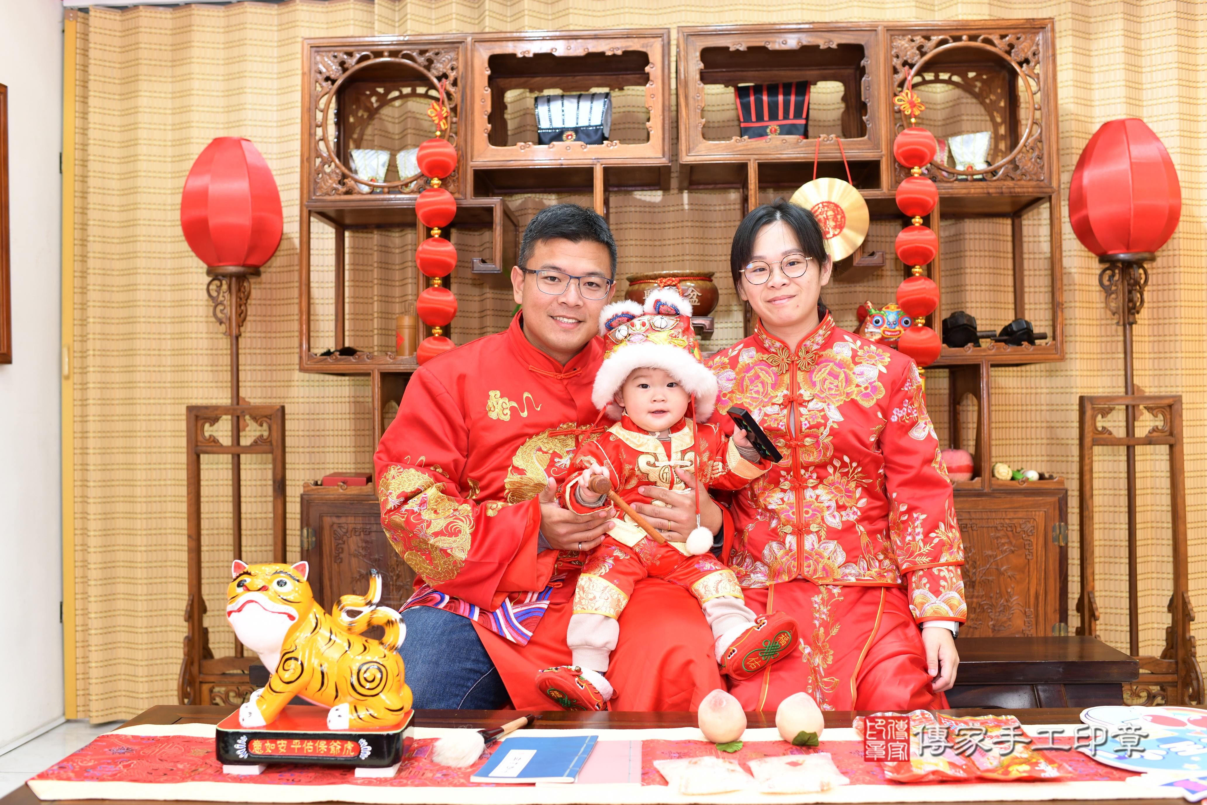 傳家手工印章台南店、抓周、度脺、中國風會場、傳家嬰兒古禮、吉祥話、抓周道具物品24種、拍照。抓周證書。寶寶抓周、滿周歲、生日快樂、祝福