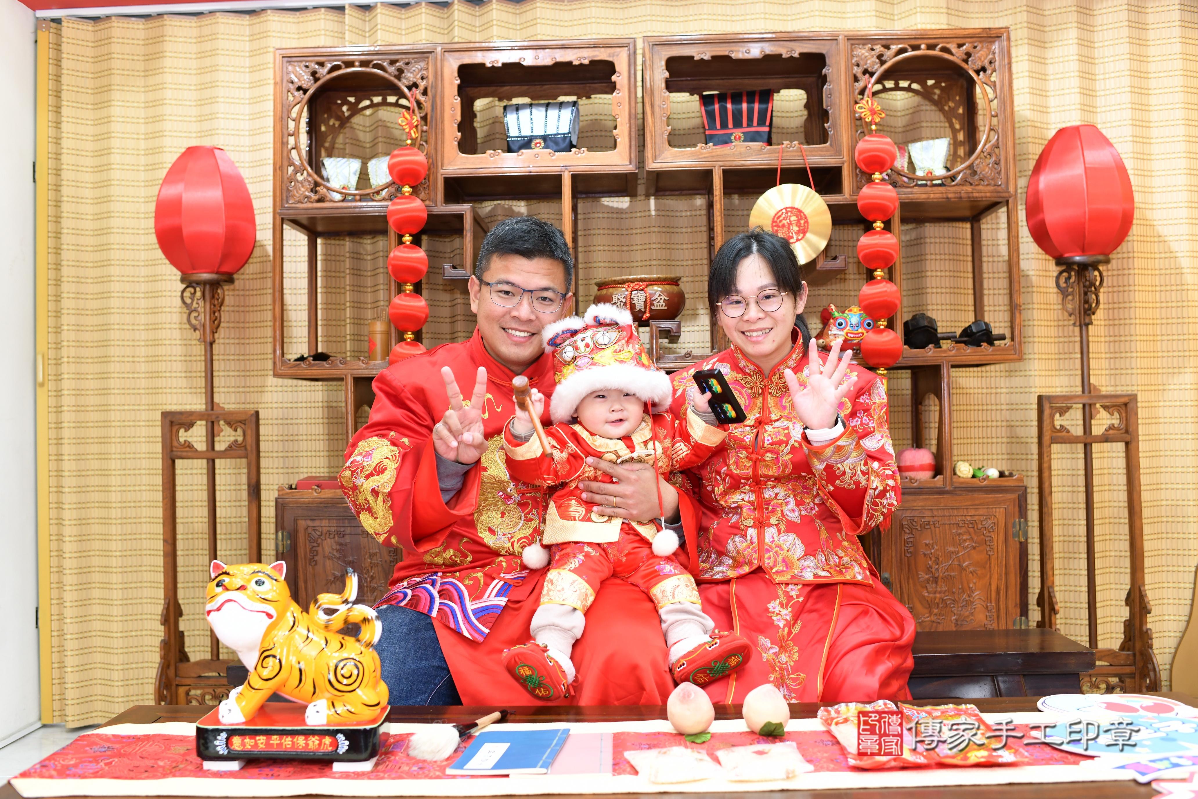 傳家手工印章台南店、抓周、度脺、中國風會場、傳家嬰兒古禮、吉祥話、抓周道具物品24種、拍照。抓周證書。寶寶抓周、滿周歲、生日快樂、祝福