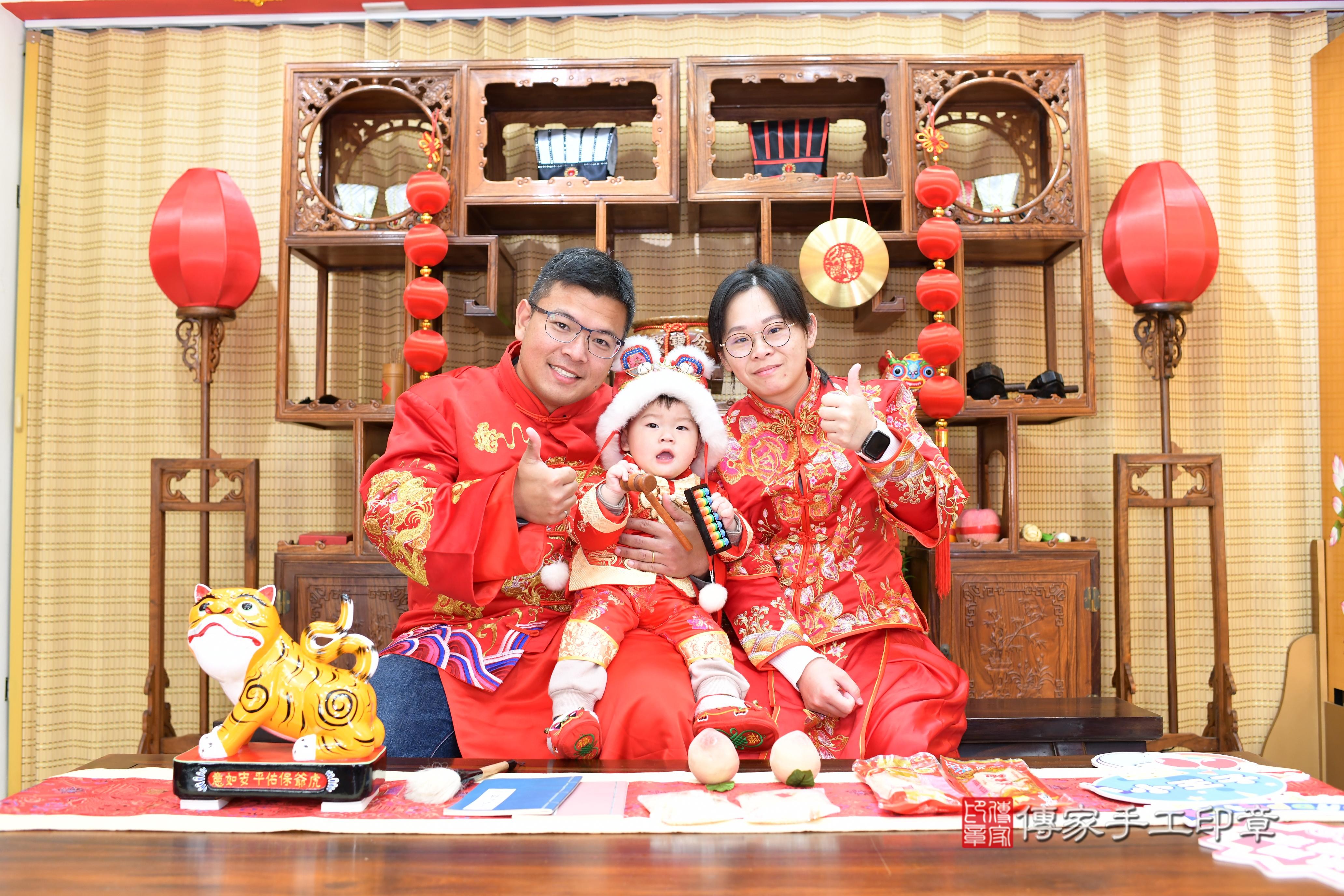 傳家手工印章台南店、抓周、度脺、中國風會場、傳家嬰兒古禮、吉祥話、抓周道具物品24種、拍照。抓周證書。寶寶抓周、滿周歲、生日快樂、祝福
