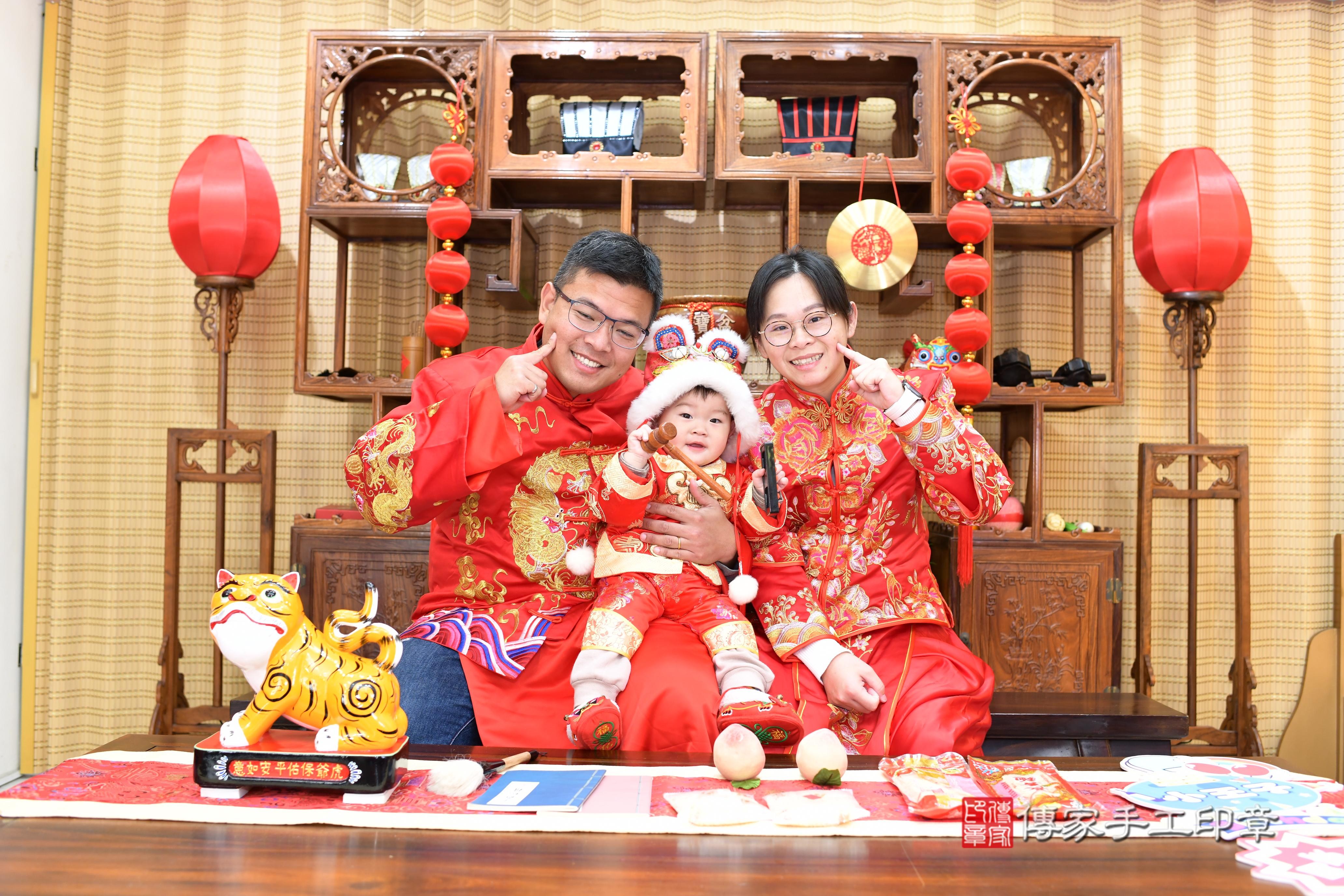 傳家手工印章台南店、抓周、度脺、中國風會場、傳家嬰兒古禮、吉祥話、抓周道具物品24種、拍照。抓周證書。寶寶抓周、滿周歲、生日快樂、祝福
