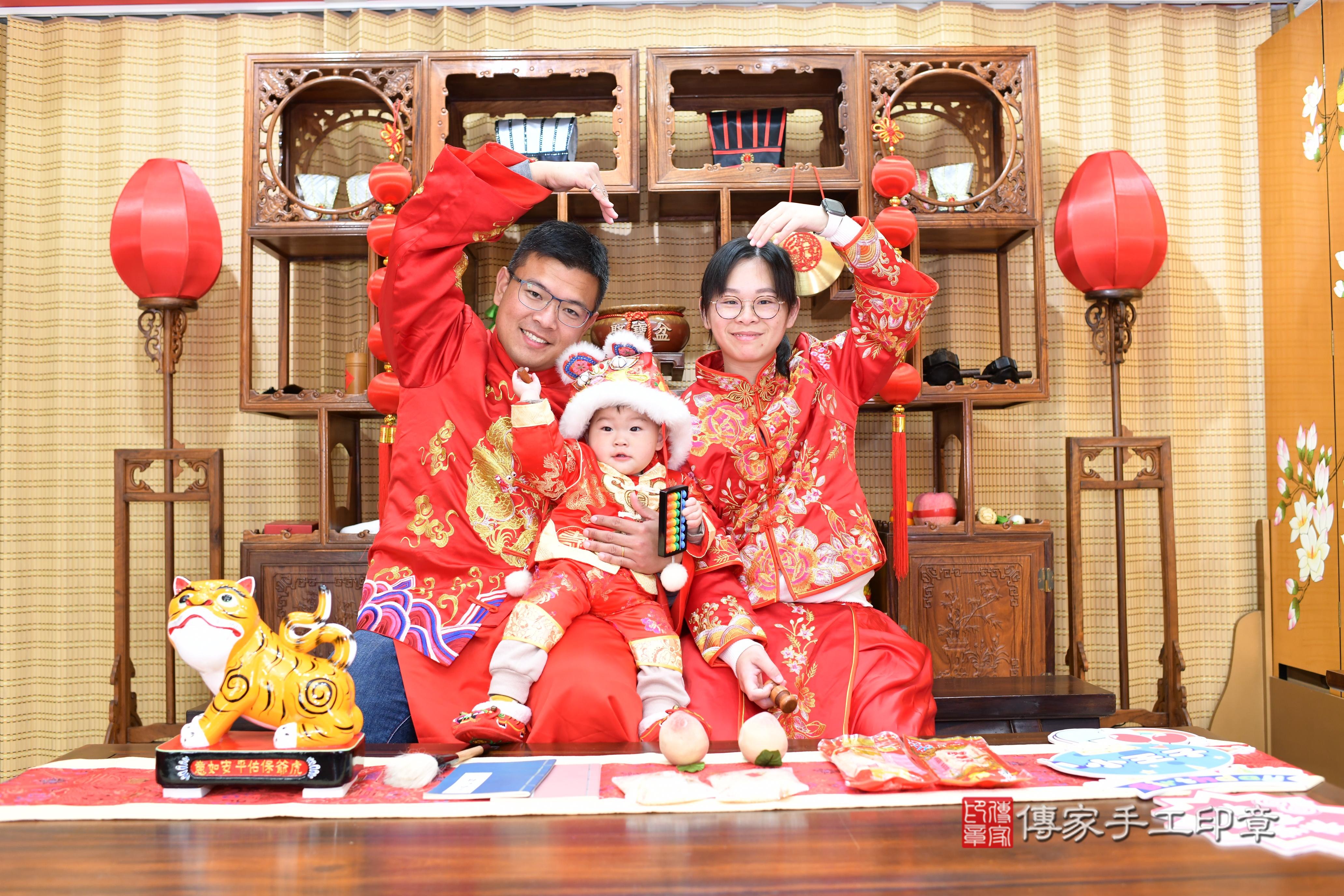 傳家手工印章台南店、抓周、度脺、中國風會場、傳家嬰兒古禮、吉祥話、抓周道具物品24種、拍照。抓周證書。寶寶抓周、滿周歲、生日快樂、祝福