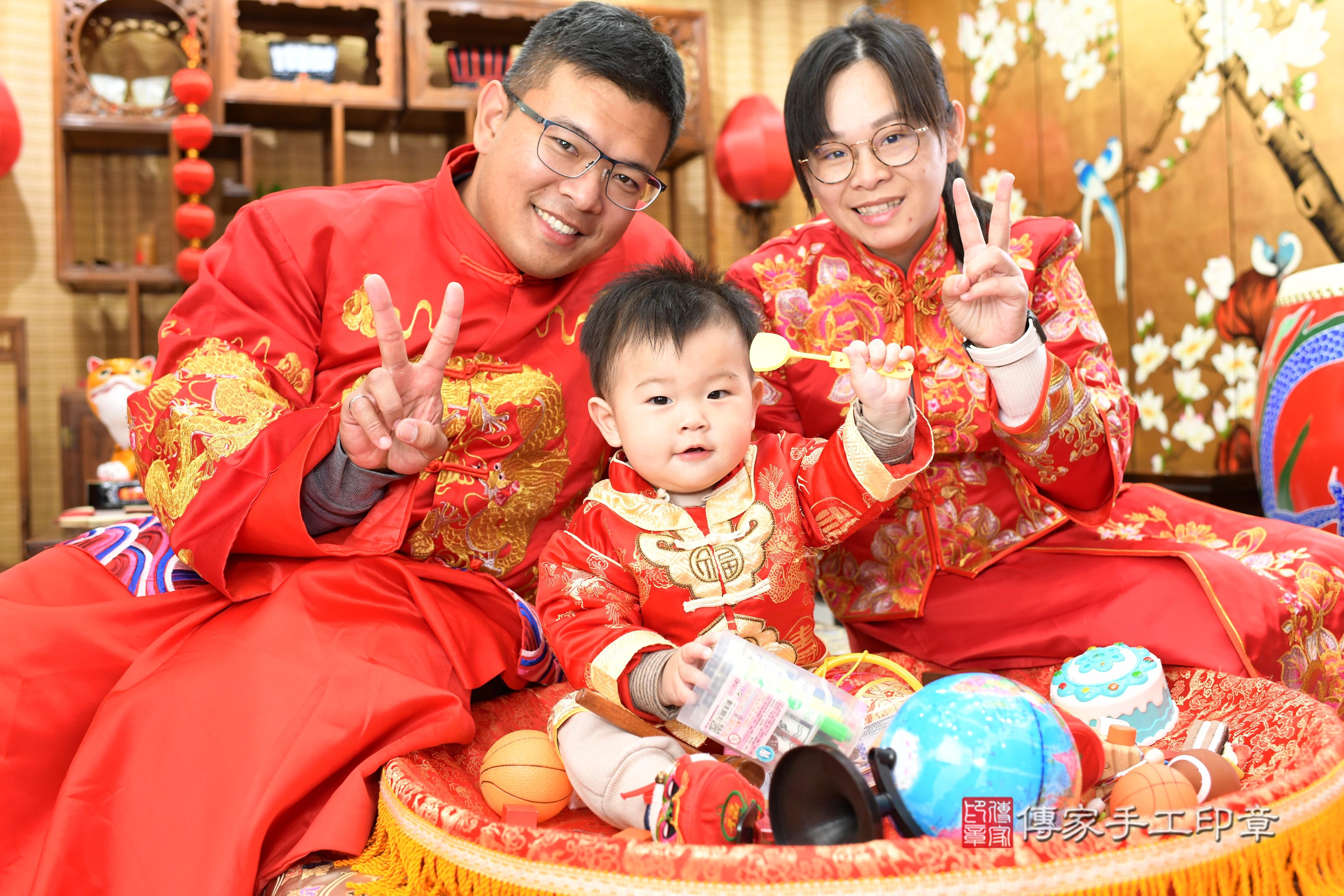 台南市永康區抓周小組：彥如    一、從古時傳承至今的「抓周」儀式，是寶寶滿周歲時的重要禮俗之一，有預測未來職業和祝願寶寶能平安長大的寓意。  早期寶寶滿一歲的這天叫做「度晬」，為了慶祝寶寶滿一歲，會在度晬舉行抓周儀式。為什麼是在一歲時呢？老一輩的長輩口中常在說「一視二聽三抬頭，四握五抓六翻身，七坐八爬九發牙，十捏周歲獨站穩。」短短的一句話，濃縮了寶寶一歲前的成長精華。  週歲抓周儀式開始前，先來幾張爸爸媽媽與寶寶全家福的合照