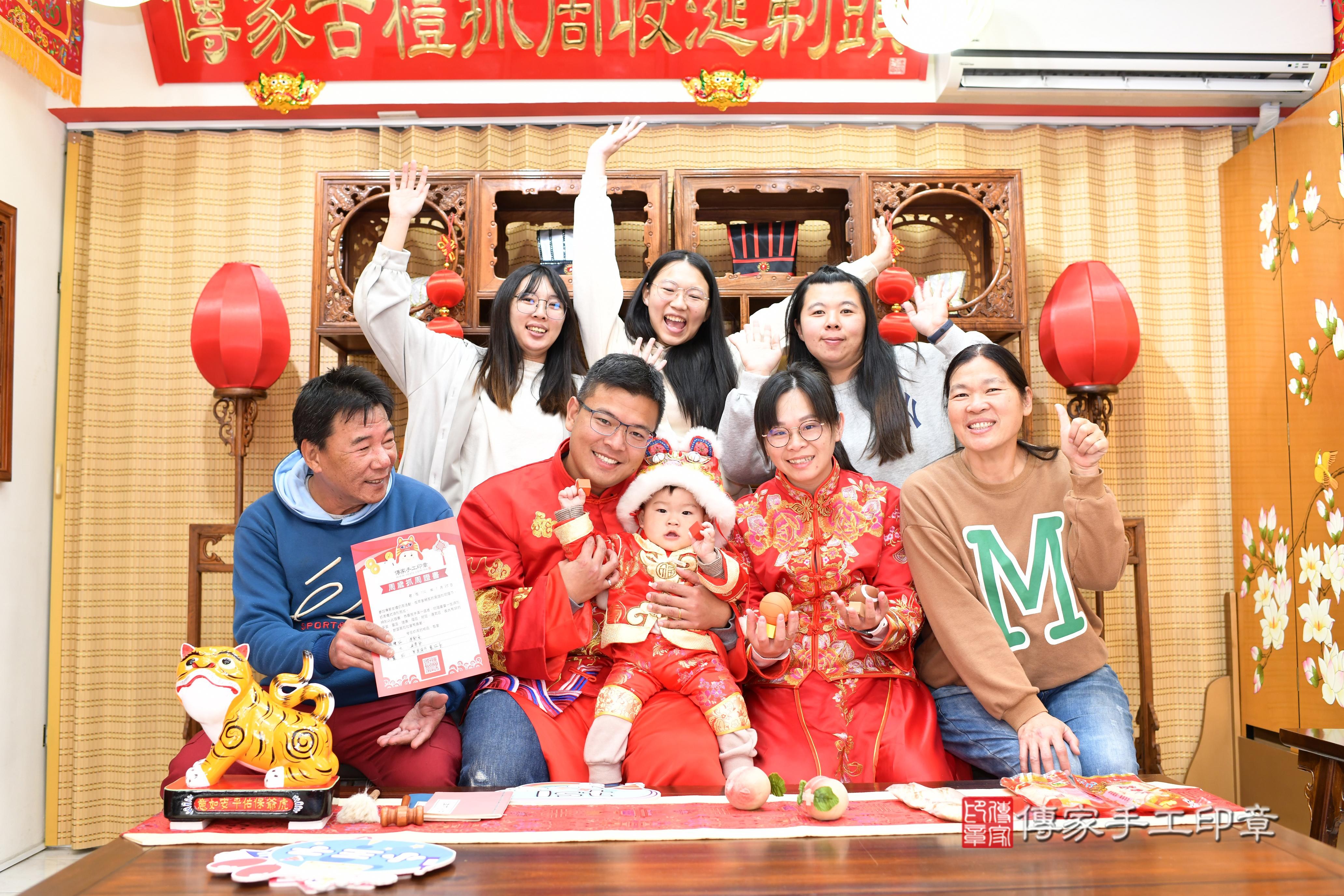 台南市永康區抓周小組：彥如    一、從古時傳承至今的「抓周」儀式，是寶寶滿周歲時的重要禮俗之一，有預測未來職業和祝願寶寶能平安長大的寓意。  早期寶寶滿一歲的這天叫做「度晬」，為了慶祝寶寶滿一歲，會在度晬舉行抓周儀式。為什麼是在一歲時呢？老一輩的長輩口中常在說「一視二聽三抬頭，四握五抓六翻身，七坐八爬九發牙，十捏周歲獨站穩。」短短的一句話，濃縮了寶寶一歲前的成長精華。  週歲抓周儀式開始前，先來幾張爸爸媽媽與寶寶全家福的合照