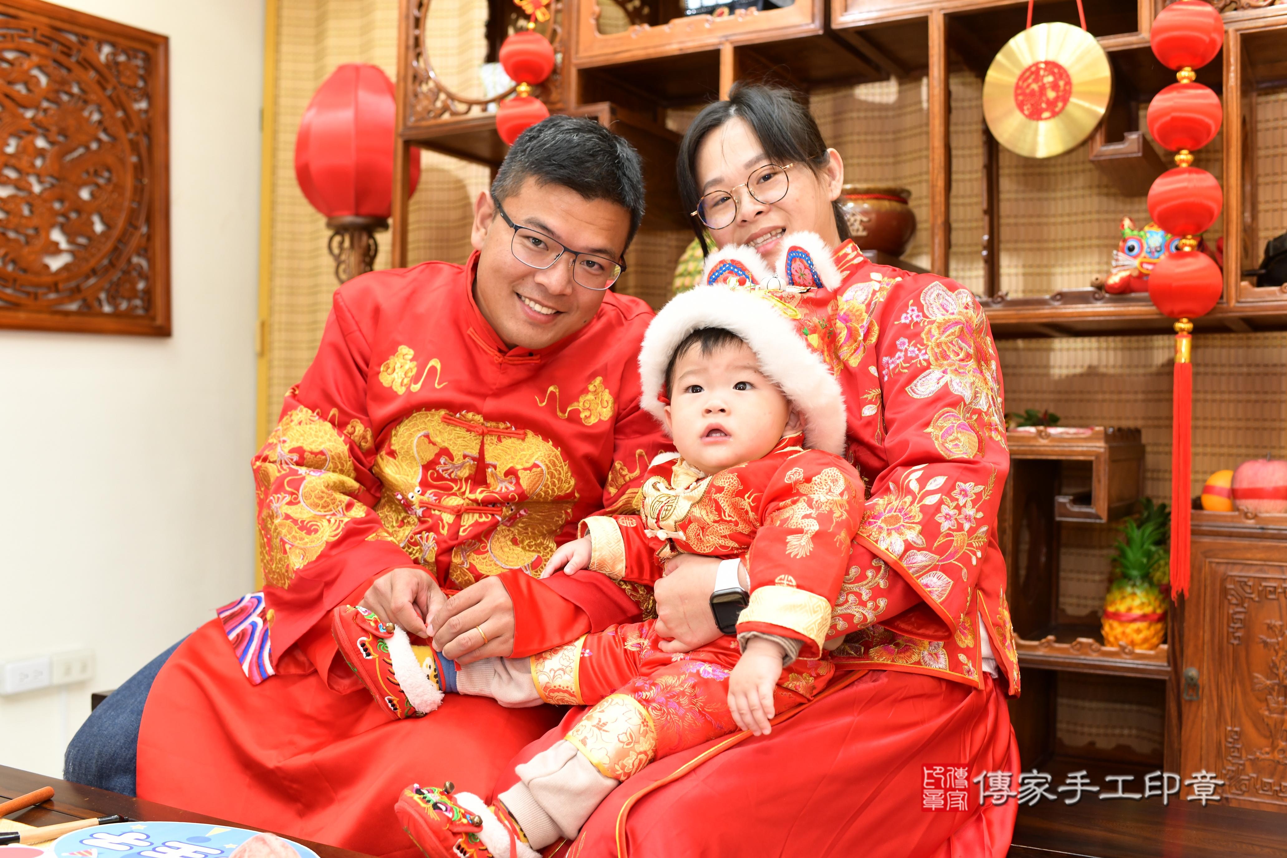 傳家手工印章台南店、抓周、度脺、中國風會場、傳家嬰兒古禮、吉祥話、抓周道具物品24種、拍照。抓周證書。寶寶抓周、滿周歲、生日快樂、祝福