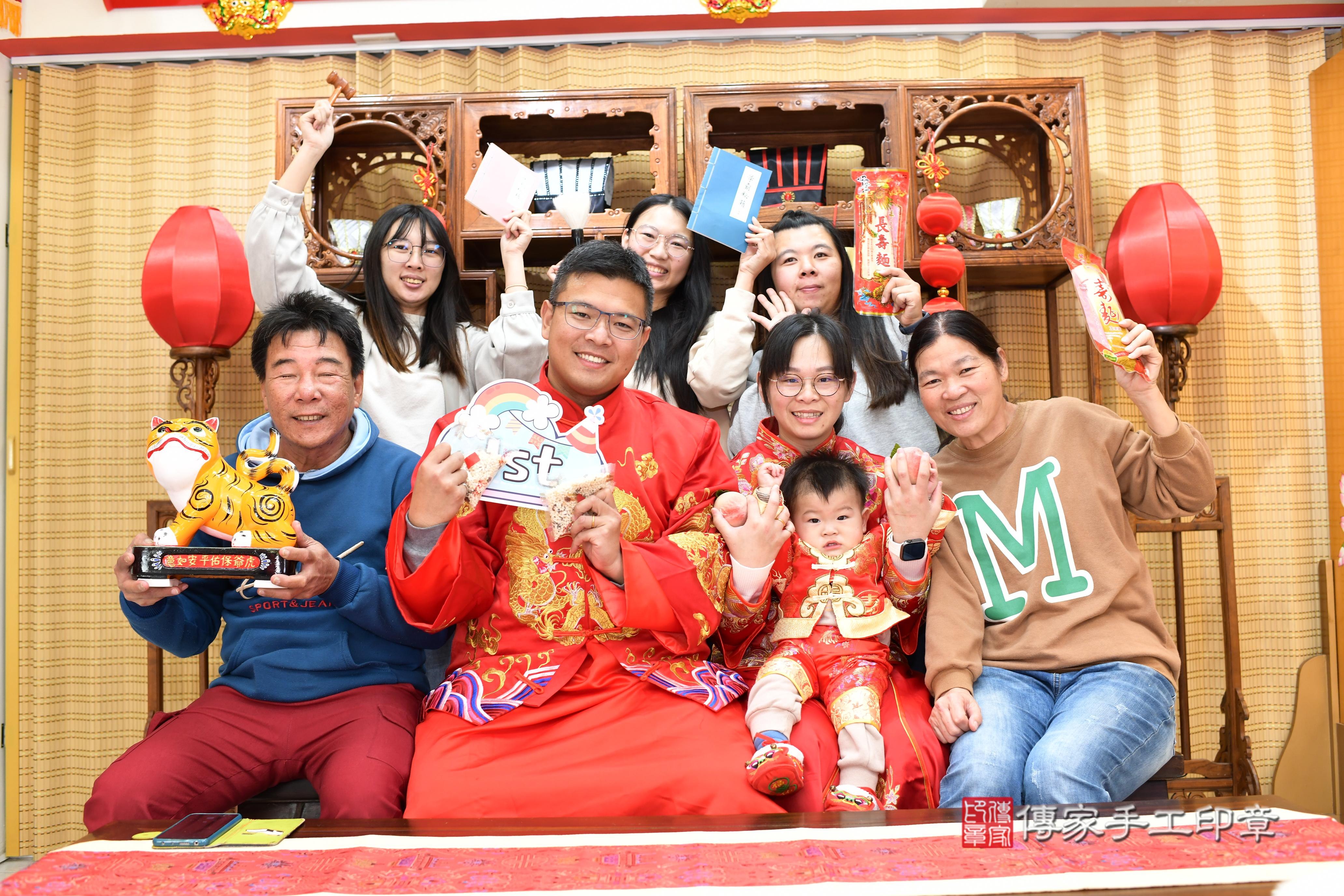 傳家手工印章台南店、抓周、度脺、中國風會場、傳家嬰兒古禮、吉祥話、抓周道具物品24種、拍照。抓周證書。寶寶抓周、滿周歲、生日快樂、祝福