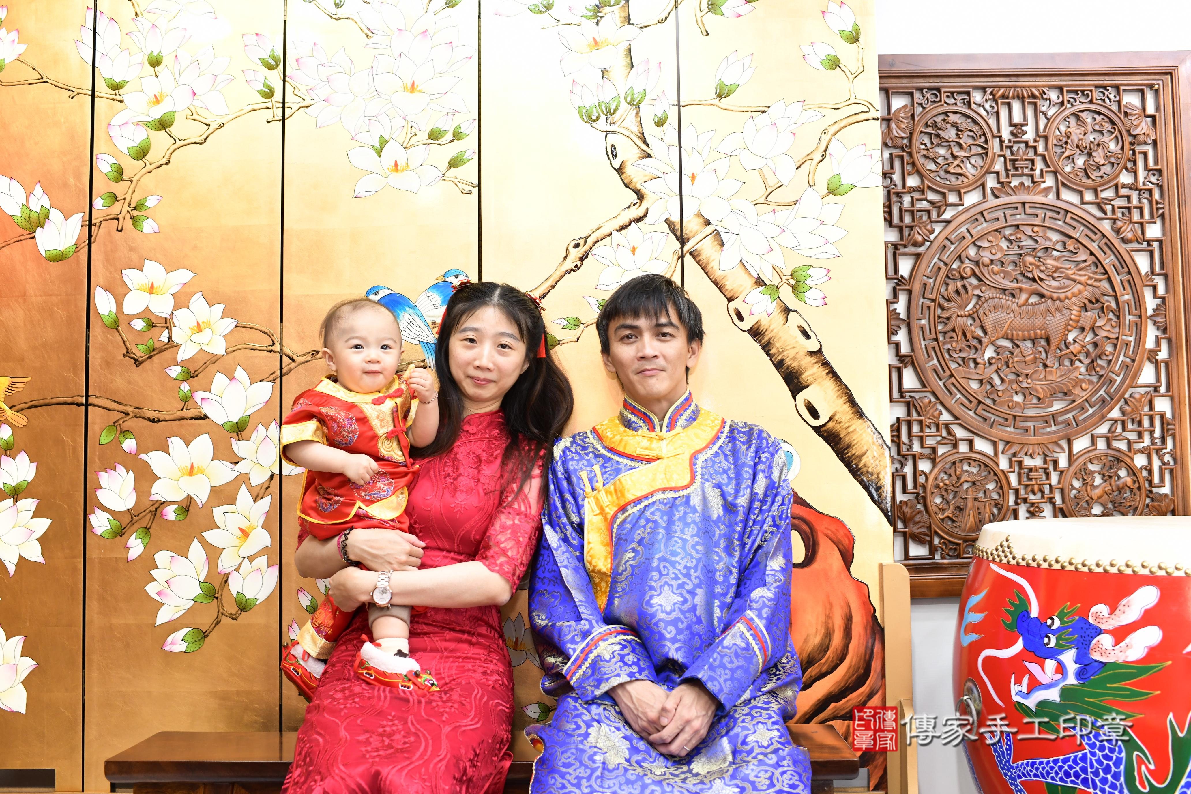 傳家手工印章台南店、抓周、度脺、中國風會場、傳家嬰兒古禮、吉祥話、抓周道具物品24種、拍照。抓周證書。寶寶抓周、滿周歲、生日快樂、祝福