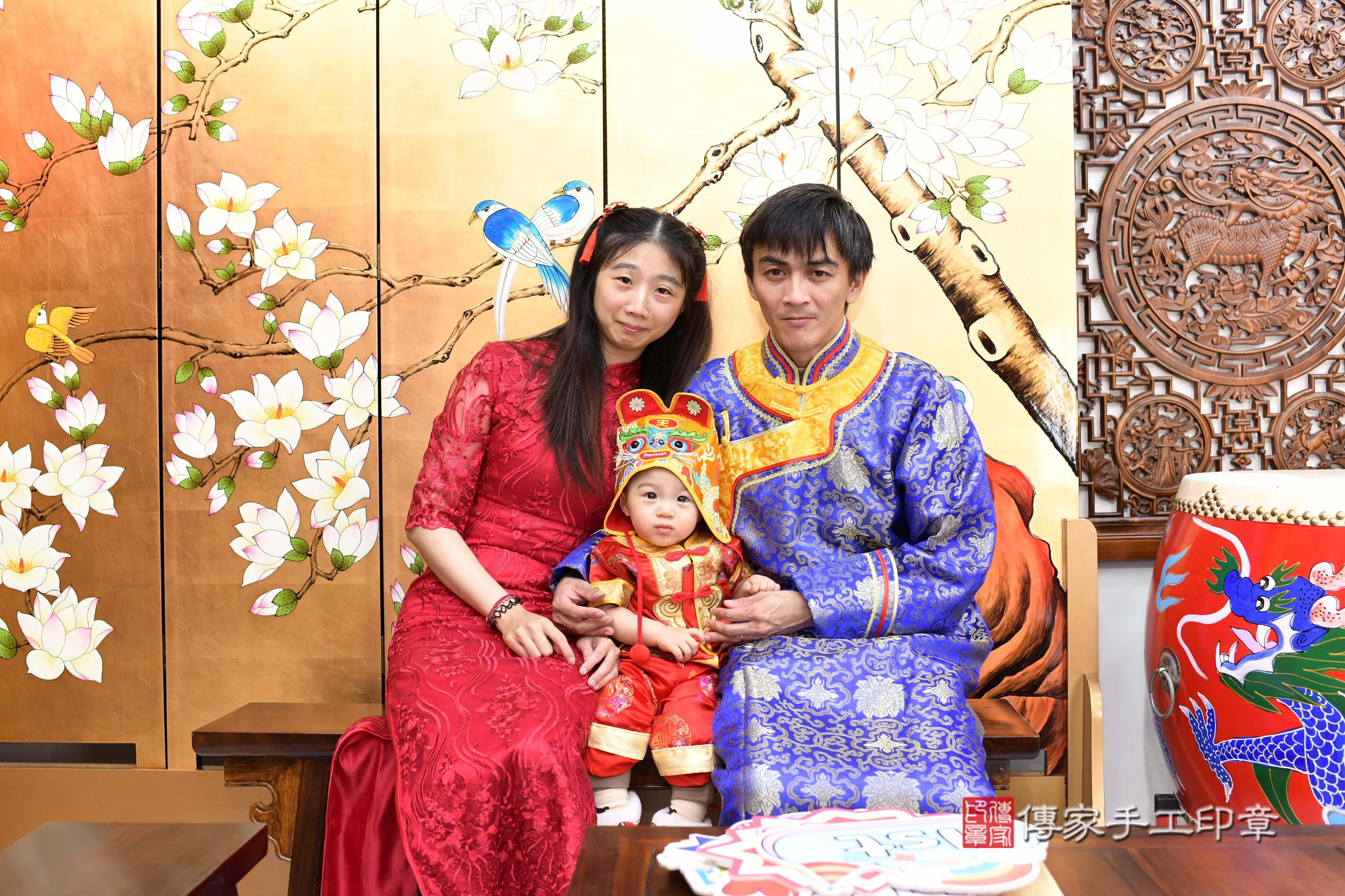 傳家手工印章台南店、抓周、度脺、中國風會場、傳家嬰兒古禮、吉祥話、抓周道具物品24種、拍照。抓周證書。寶寶抓周、滿周歲、生日快樂、祝福