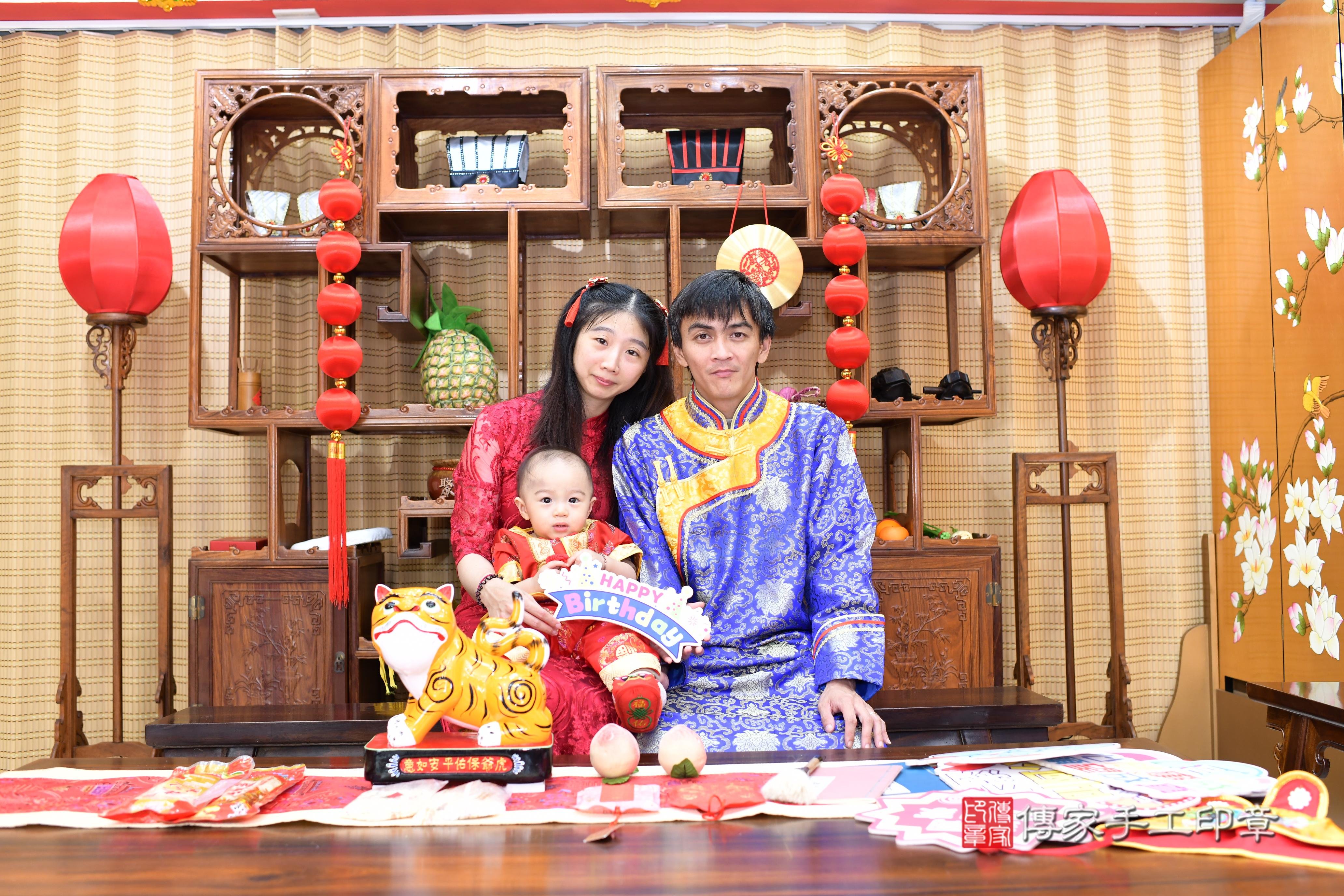 傳家手工印章台南店、抓周、度脺、中國風會場、傳家嬰兒古禮、吉祥話、抓周道具物品24種、拍照。抓周證書。寶寶抓周、滿周歲、生日快樂、祝福