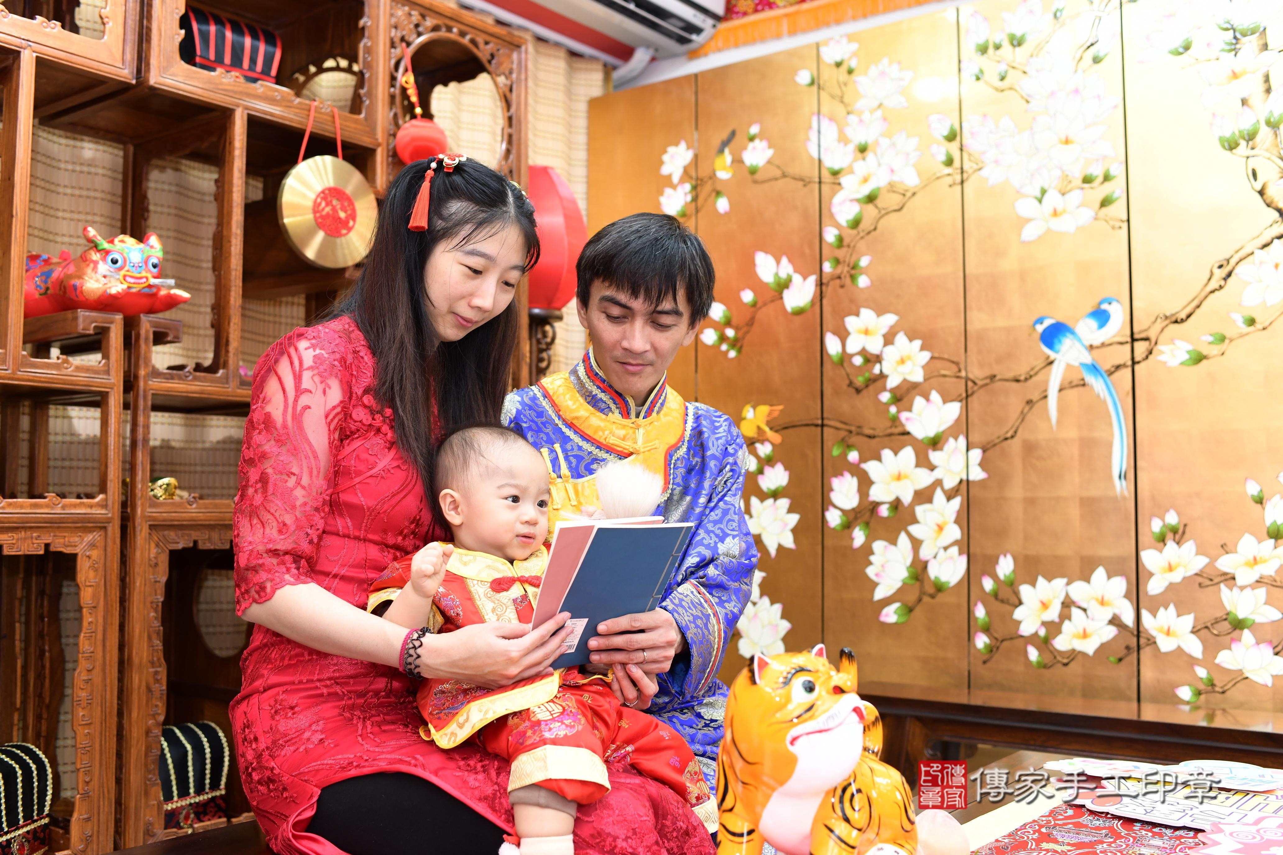 傳家手工印章台南店、抓周、度脺、中國風會場、傳家嬰兒古禮、吉祥話、抓周道具物品24種、拍照。抓周證書。寶寶抓周、滿周歲、生日快樂、祝福