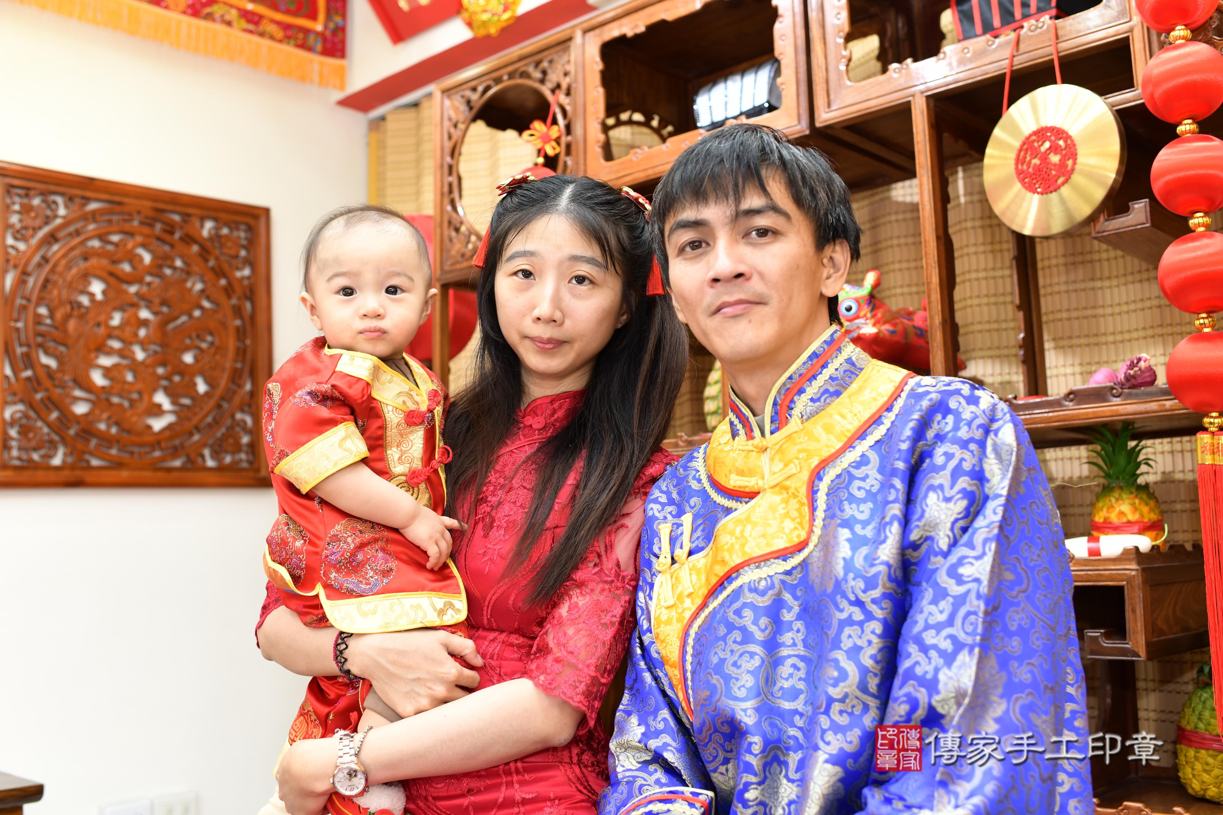 傳家手工印章台南店、抓周、度脺、中國風會場、傳家嬰兒古禮、吉祥話、抓周道具物品24種、拍照。抓周證書。寶寶抓周、滿周歲、生日快樂、祝福