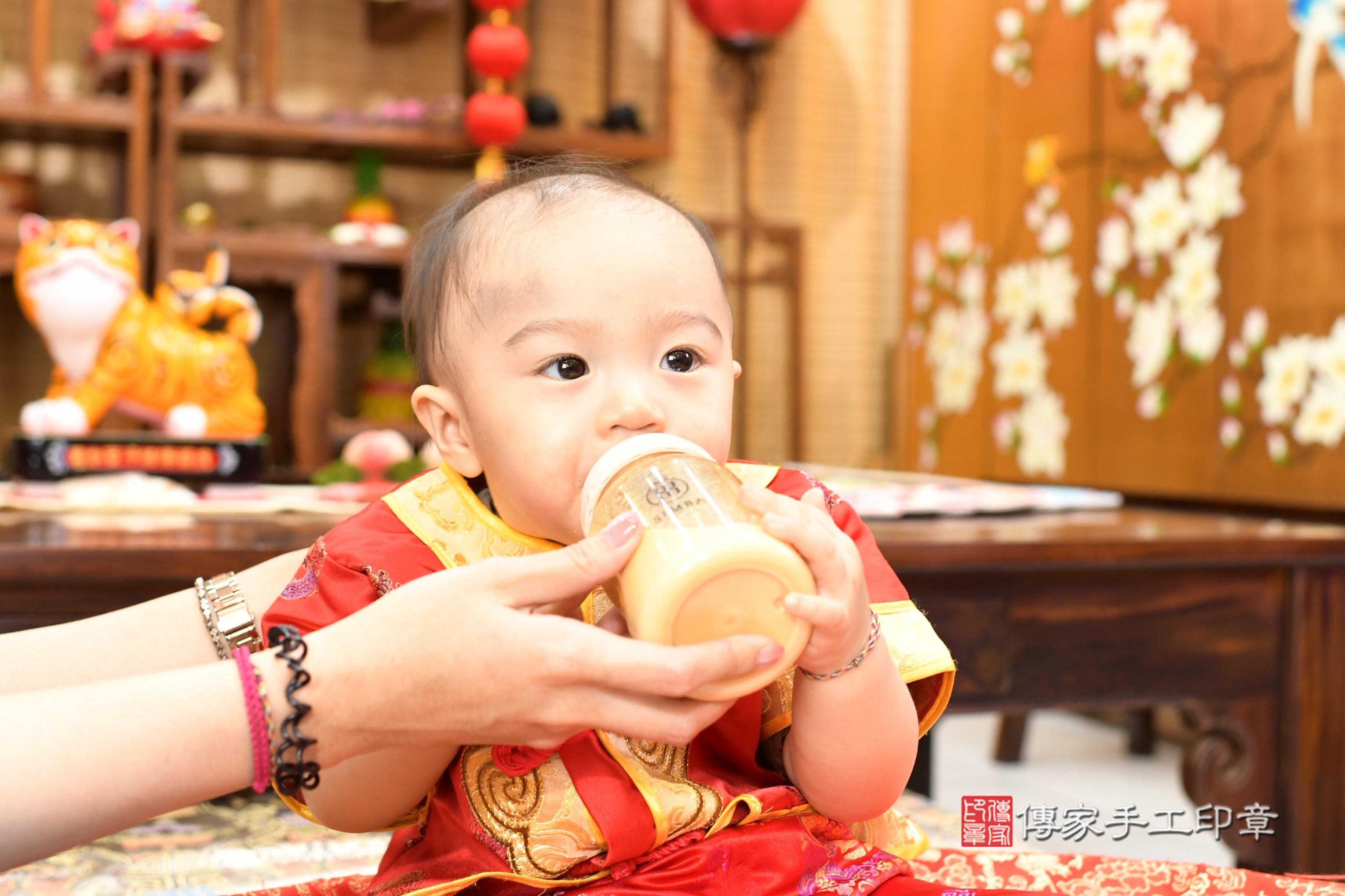 傳家手工印章台南店、抓周、度脺、中國風會場、傳家嬰兒古禮、吉祥話、抓周道具物品24種、拍照。抓周證書。寶寶抓周、滿周歲、生日快樂、祝福
