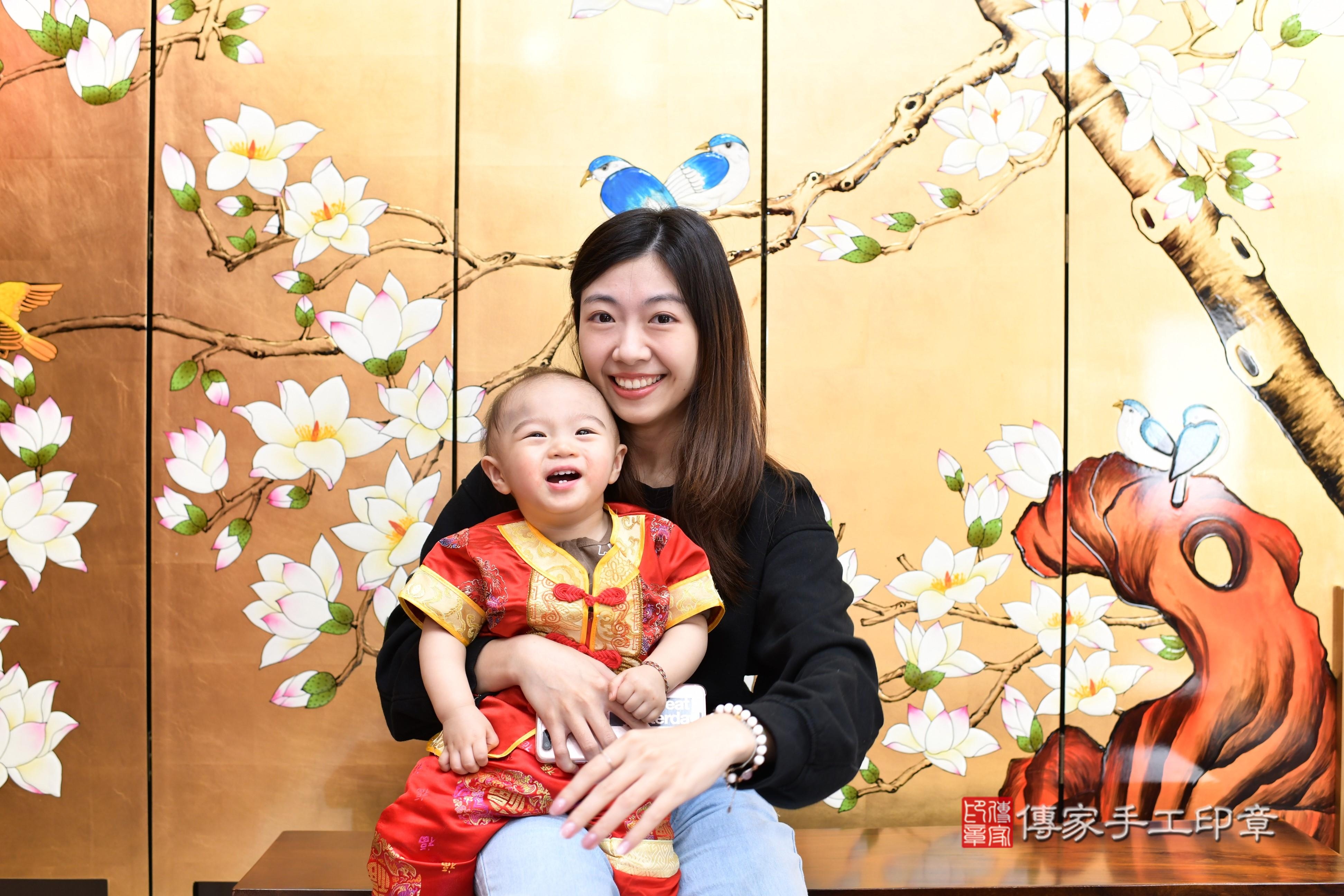傳家手工印章台南店、抓周、度脺、中國風會場、傳家嬰兒古禮、吉祥話、抓周道具物品24種、拍照。抓周證書。寶寶抓周、滿周歲、生日快樂、祝福