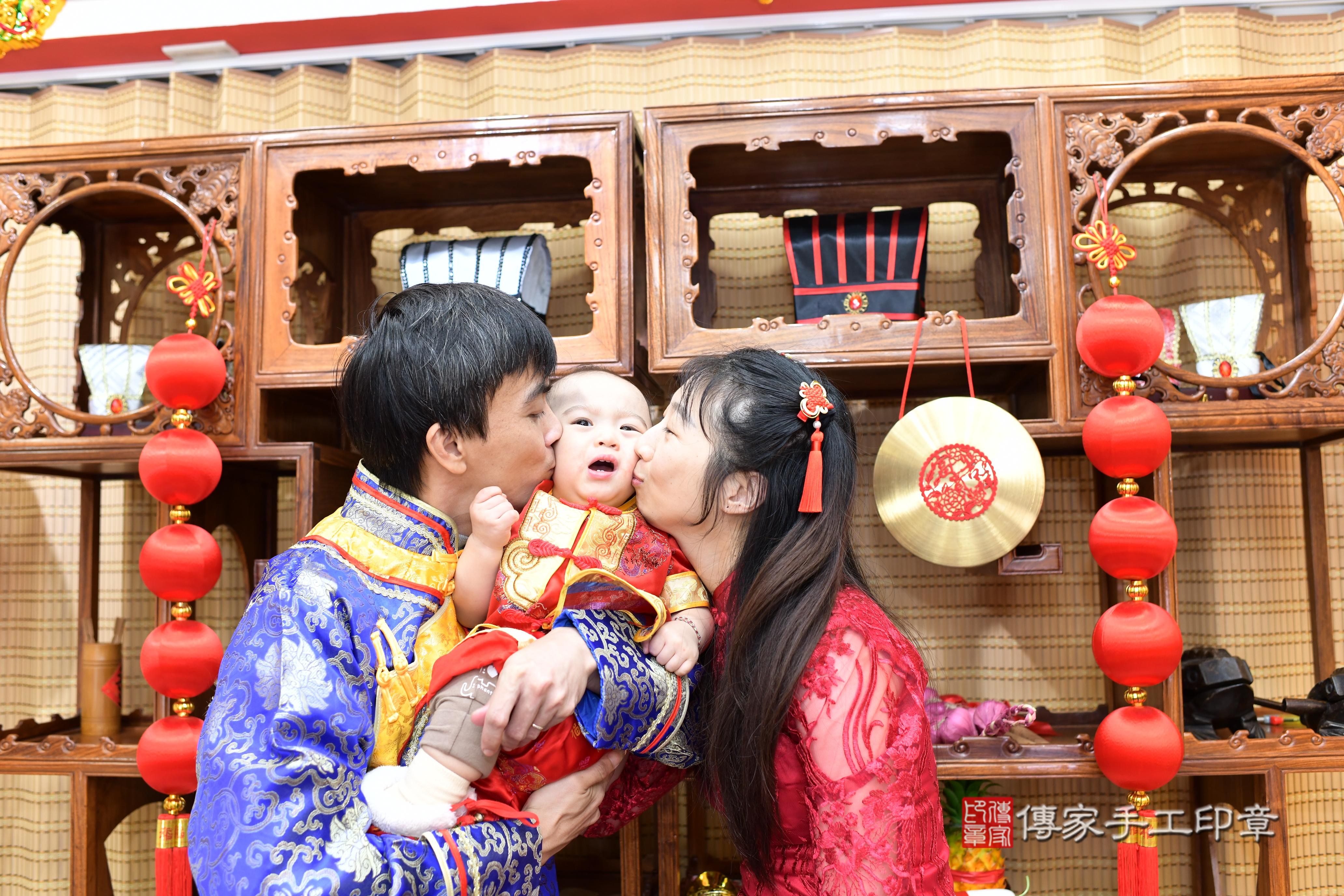 傳家手工印章台南店、抓周、度脺、中國風會場、傳家嬰兒古禮、吉祥話、抓周道具物品24種、拍照。抓周證書。寶寶抓周、滿周歲、生日快樂、祝福