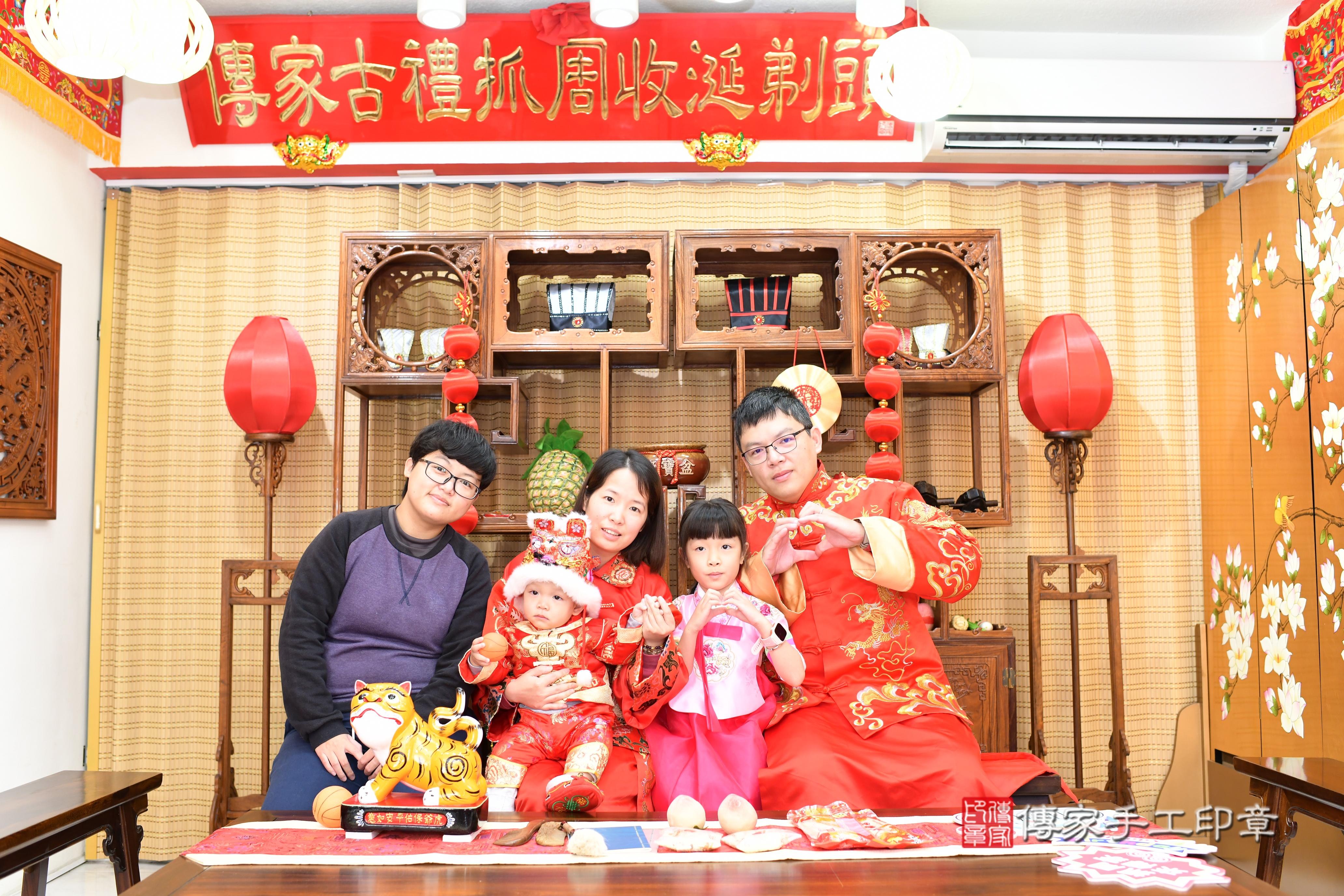傳家手工印章台南店、抓周、度脺、中國風會場、傳家嬰兒古禮、吉祥話、抓周道具物品24種、拍照。抓周證書。寶寶抓周、滿周歲、生日快樂、祝福