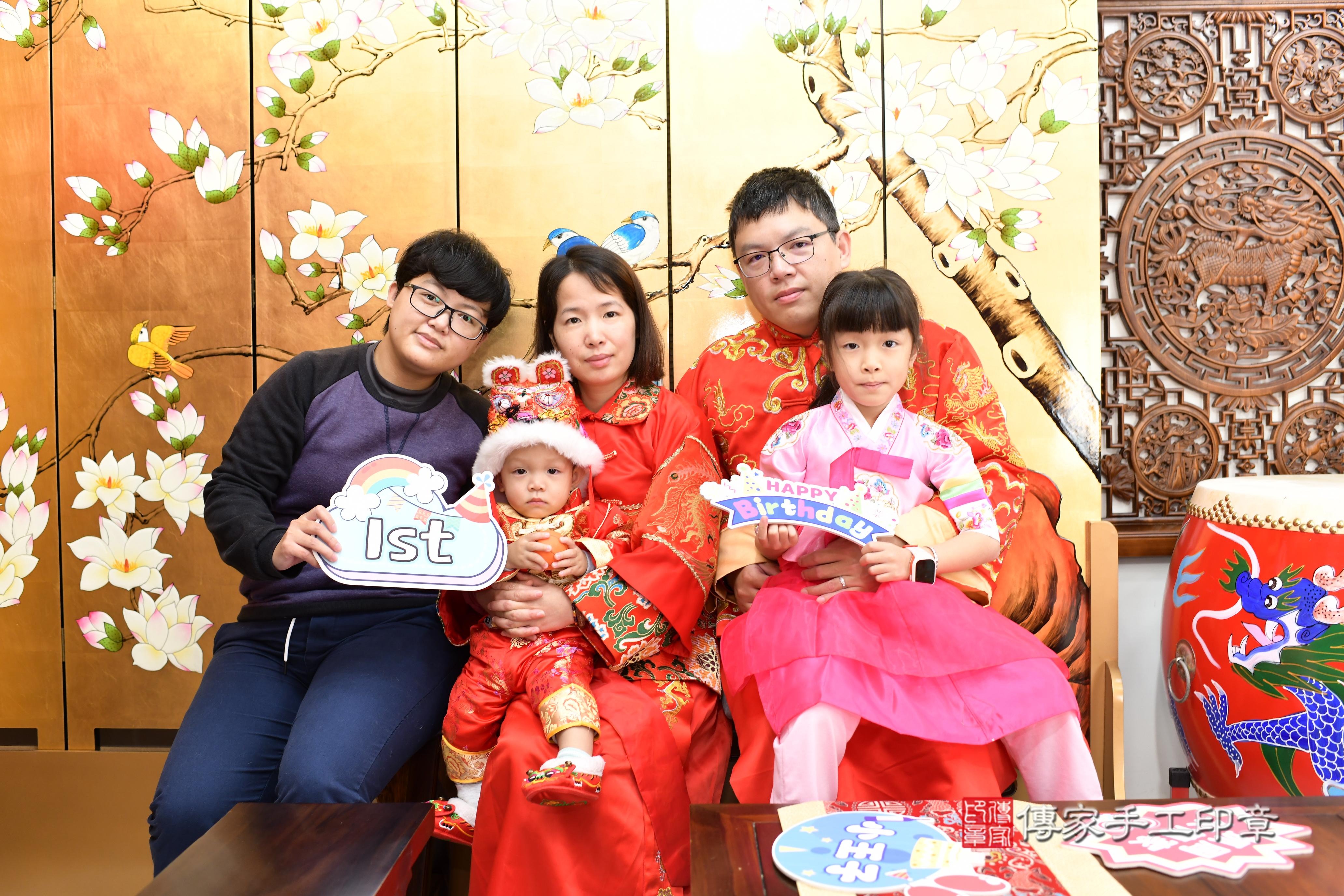 傳家手工印章台南店、抓周、度脺、中國風會場、傳家嬰兒古禮、吉祥話、抓周道具物品24種、拍照。抓周證書。寶寶抓周、滿周歲、生日快樂、祝福