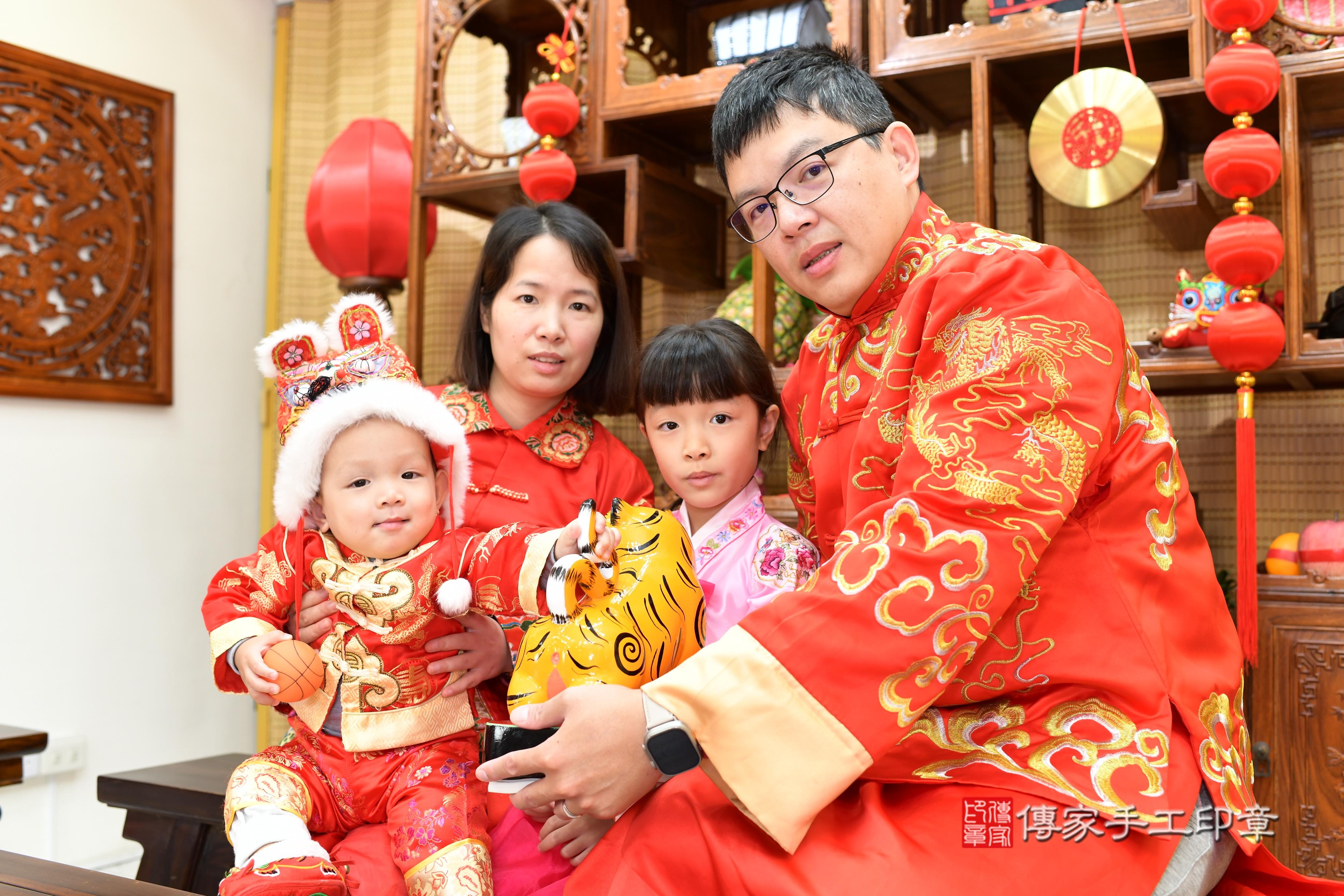 傳家手工印章台南店、抓周、度脺、中國風會場、傳家嬰兒古禮、吉祥話、抓周道具物品24種、拍照。抓周證書。寶寶抓周、滿周歲、生日快樂、祝福