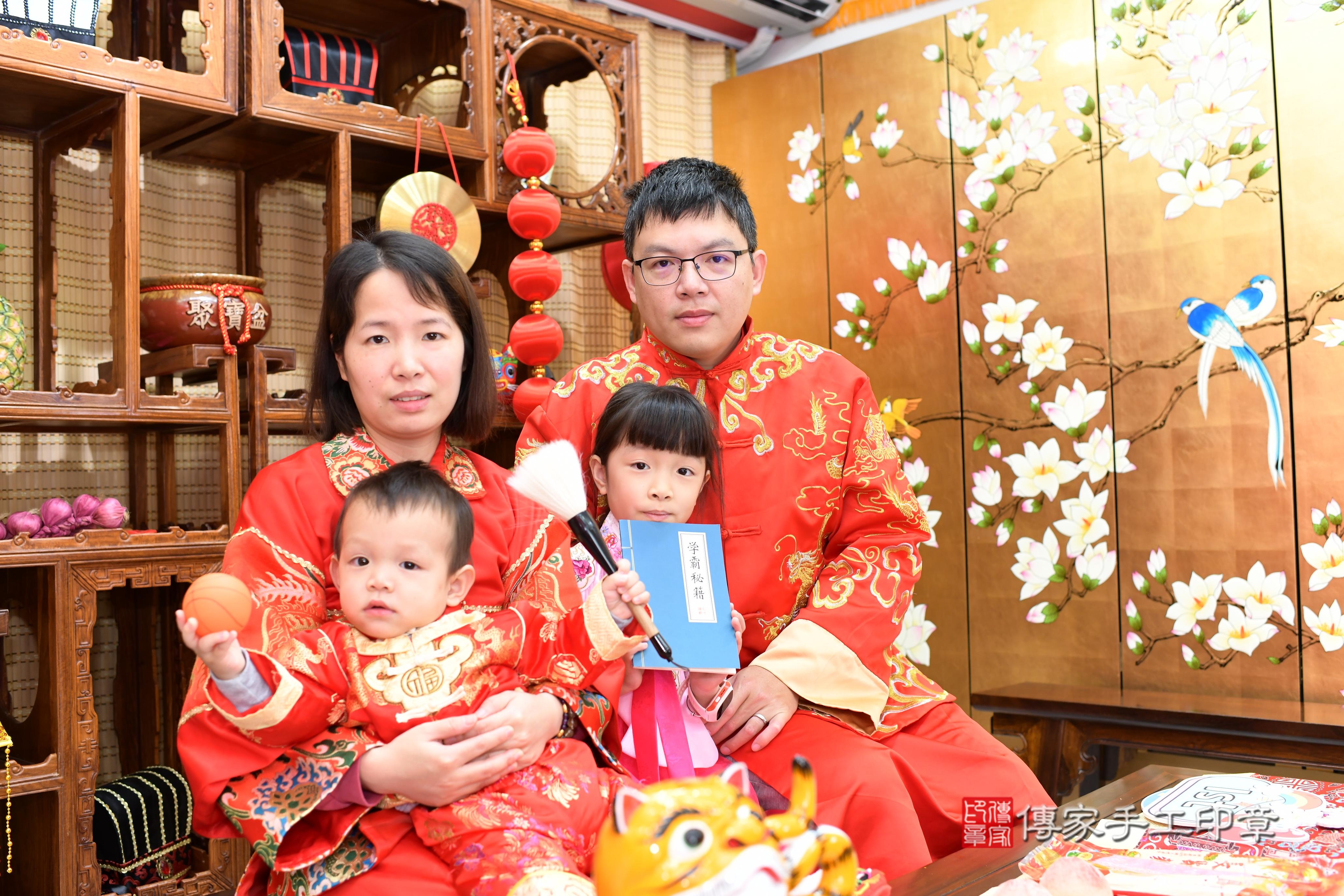 傳家手工印章台南店、抓周、度脺、中國風會場、傳家嬰兒古禮、吉祥話、抓周道具物品24種、拍照。抓周證書。寶寶抓周、滿周歲、生日快樂、祝福