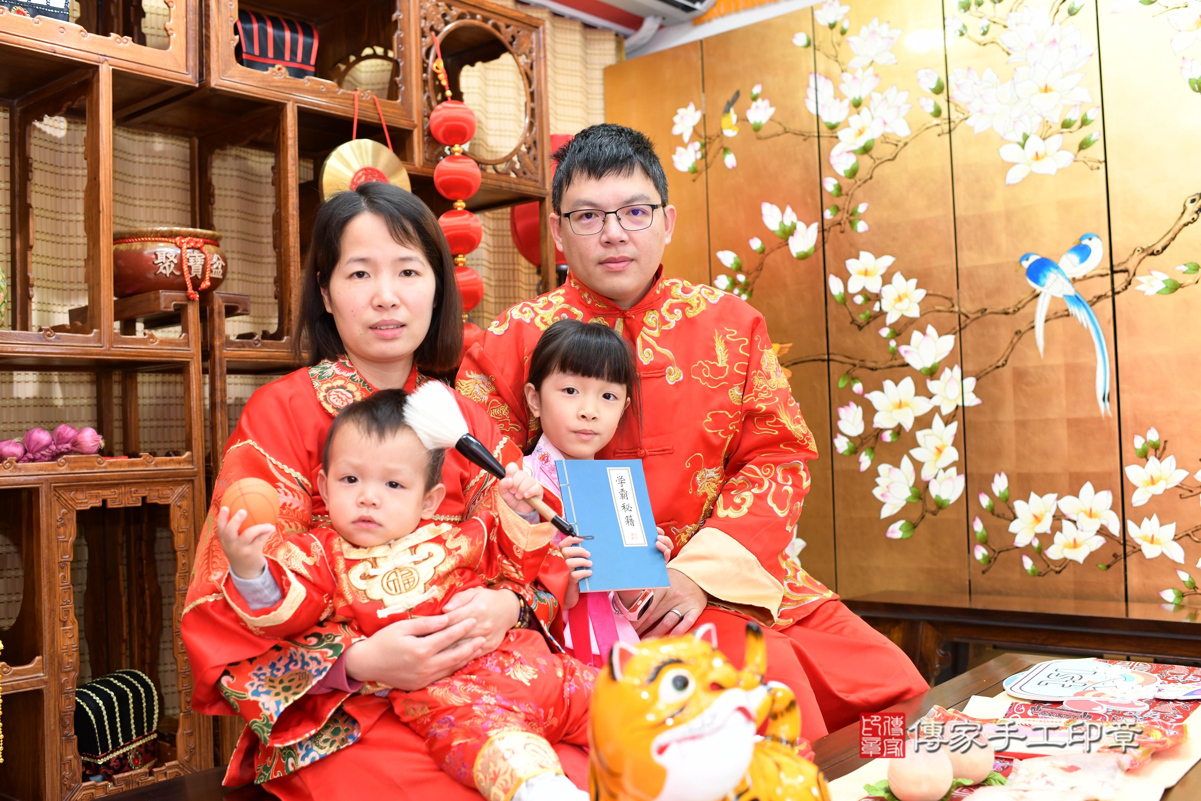 傳家手工印章台南店、抓周、度脺、中國風會場、傳家嬰兒古禮、吉祥話、抓周道具物品24種、拍照。抓周證書。寶寶抓周、滿周歲、生日快樂、祝福