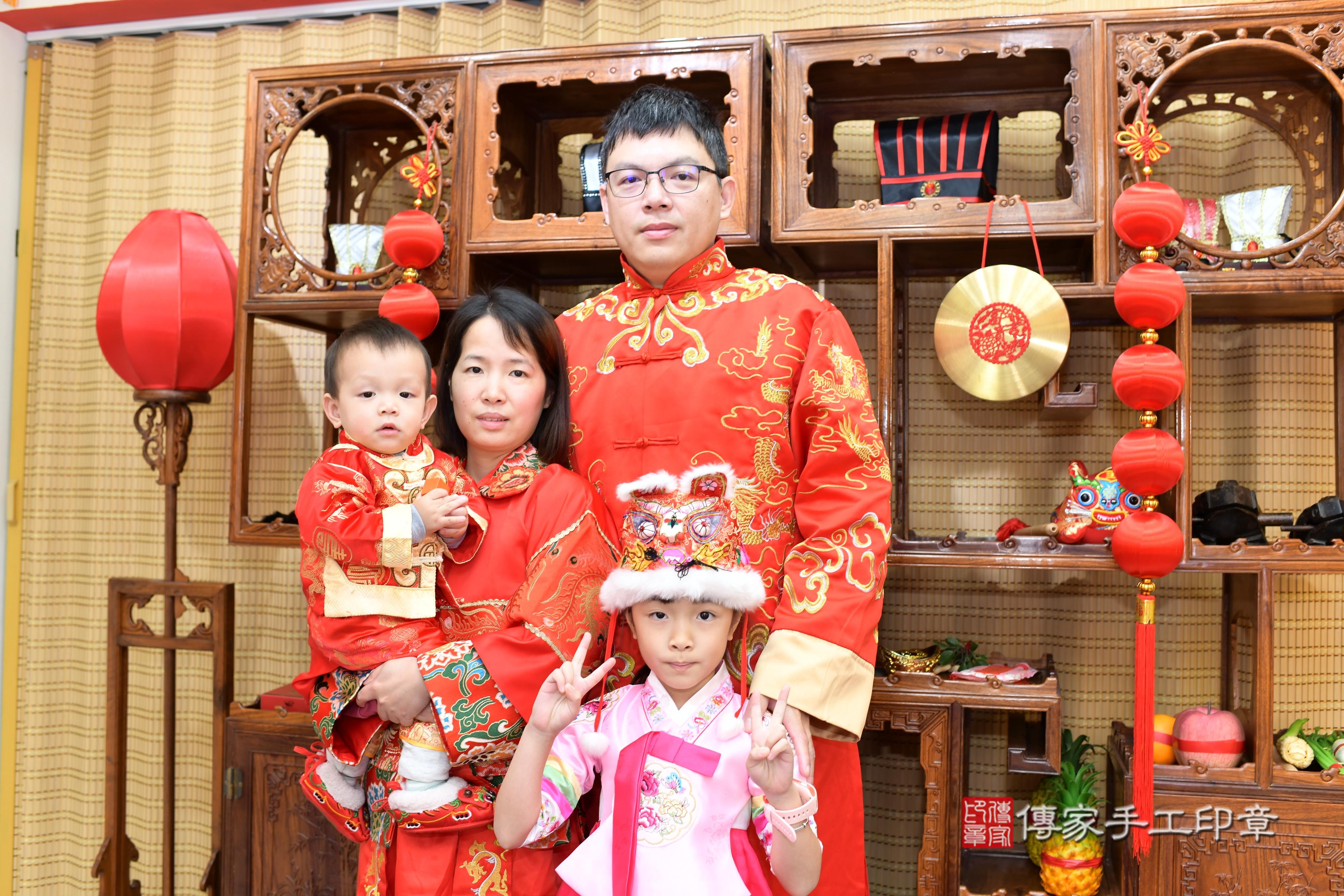 傳家手工印章台南店、抓周、度脺、中國風會場、傳家嬰兒古禮、吉祥話、抓周道具物品24種、拍照。抓周證書。寶寶抓周、滿周歲、生日快樂、祝福