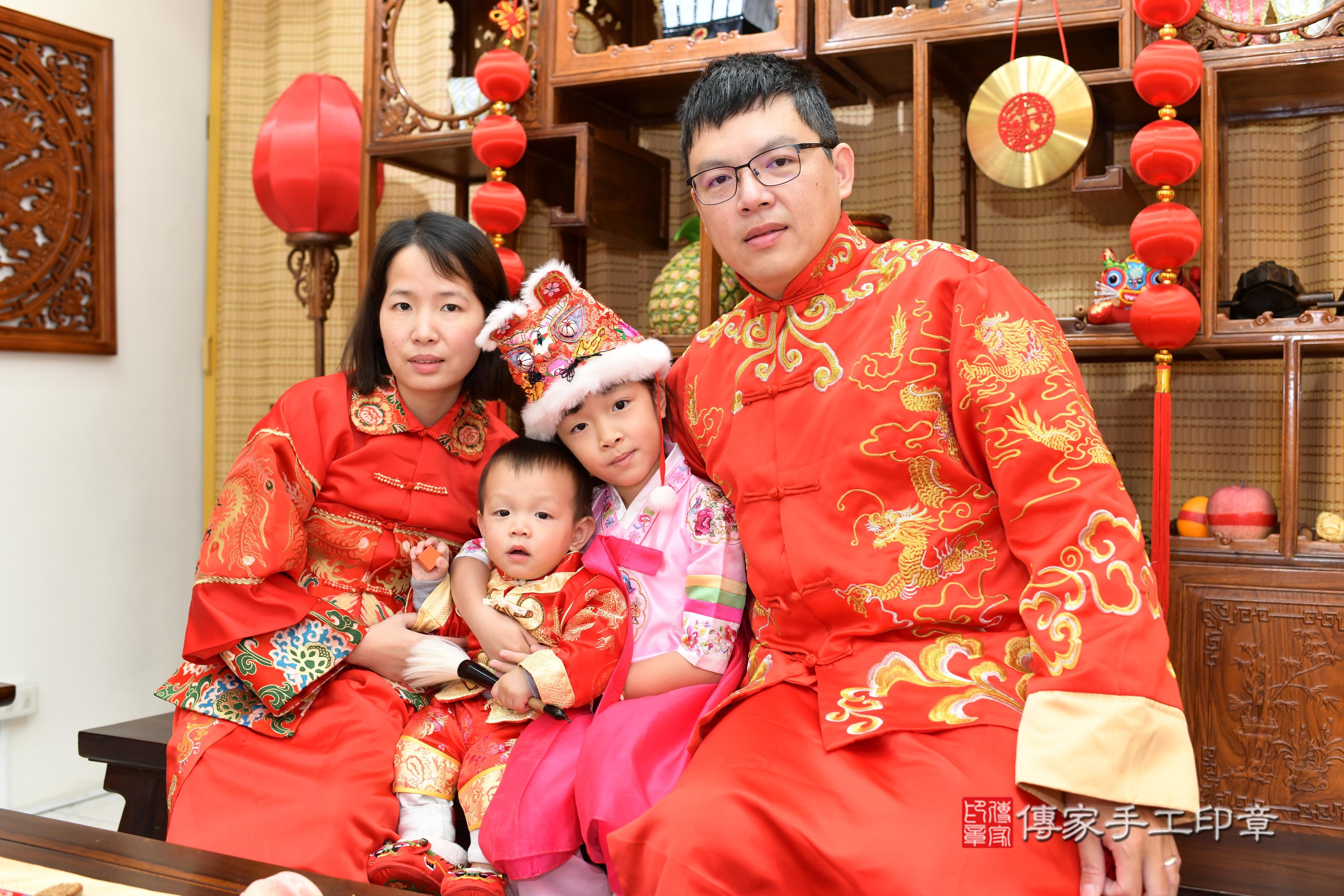 傳家手工印章台南店、抓周、度脺、中國風會場、傳家嬰兒古禮、吉祥話、抓周道具物品24種、拍照。抓周證書。寶寶抓周、滿周歲、生日快樂、祝福
