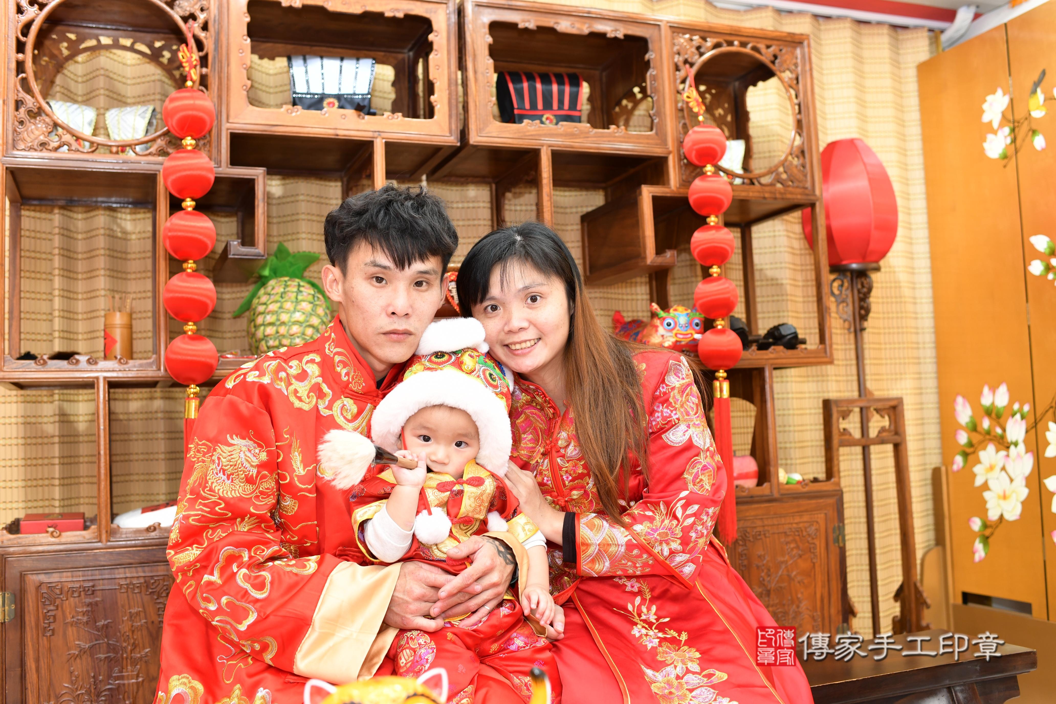 傳家手工印章台南店、抓周、度脺、中國風會場、傳家嬰兒古禮、吉祥話、抓周道具物品24種、拍照。抓周證書。寶寶抓周、滿周歲、生日快樂、祝福