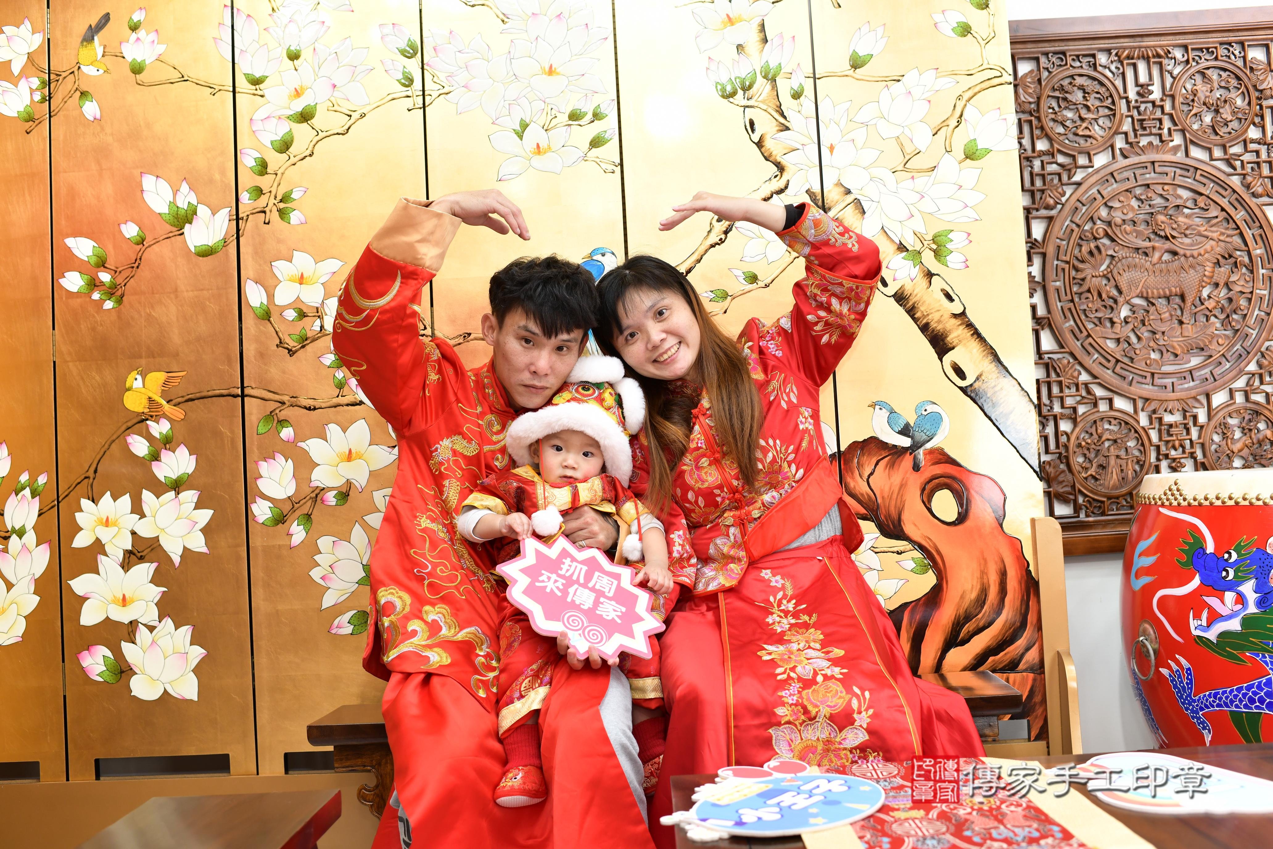 傳家手工印章台南店、抓周、度脺、中國風會場、傳家嬰兒古禮、吉祥話、抓周道具物品24種、拍照。抓周證書。寶寶抓周、滿周歲、生日快樂、祝福