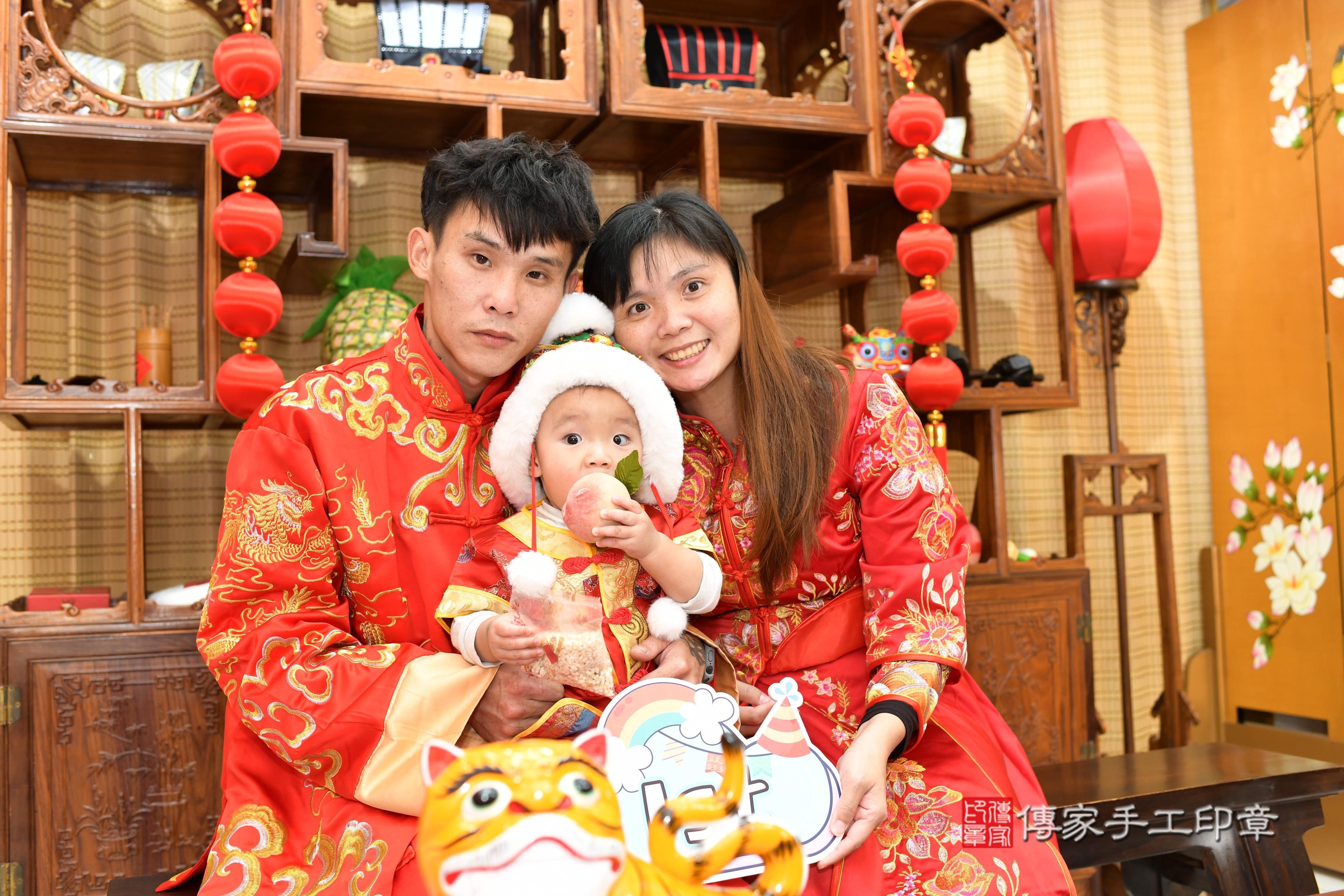 傳家手工印章台南店、抓周、度脺、中國風會場、傳家嬰兒古禮、吉祥話、抓周道具物品24種、拍照。抓周證書。寶寶抓周、滿周歲、生日快樂、祝福
