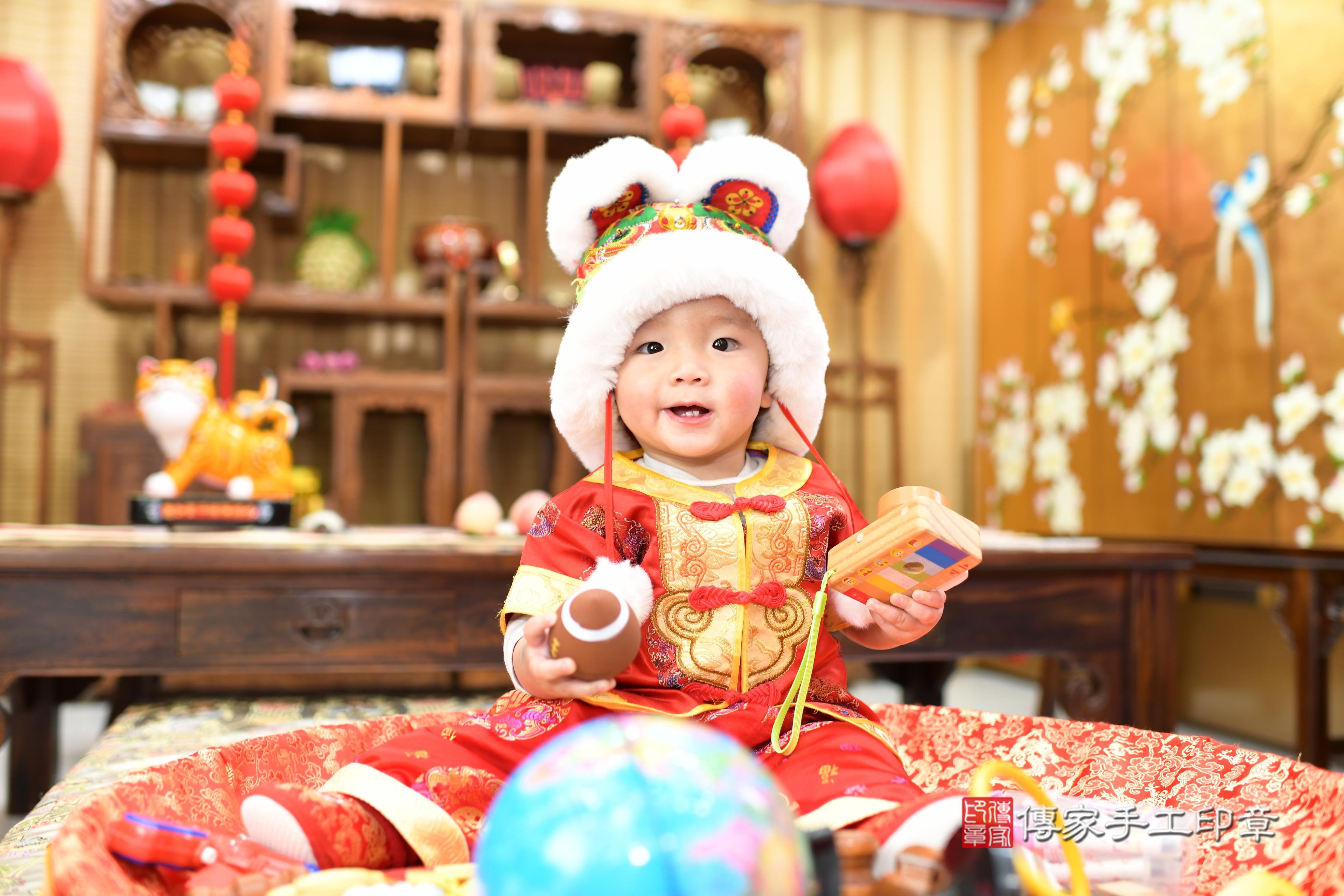 傳家手工印章台南店、抓周、度脺、中國風會場、傳家嬰兒古禮、吉祥話、抓周道具物品24種、拍照。抓周證書。寶寶抓周、滿周歲、生日快樂、祝福