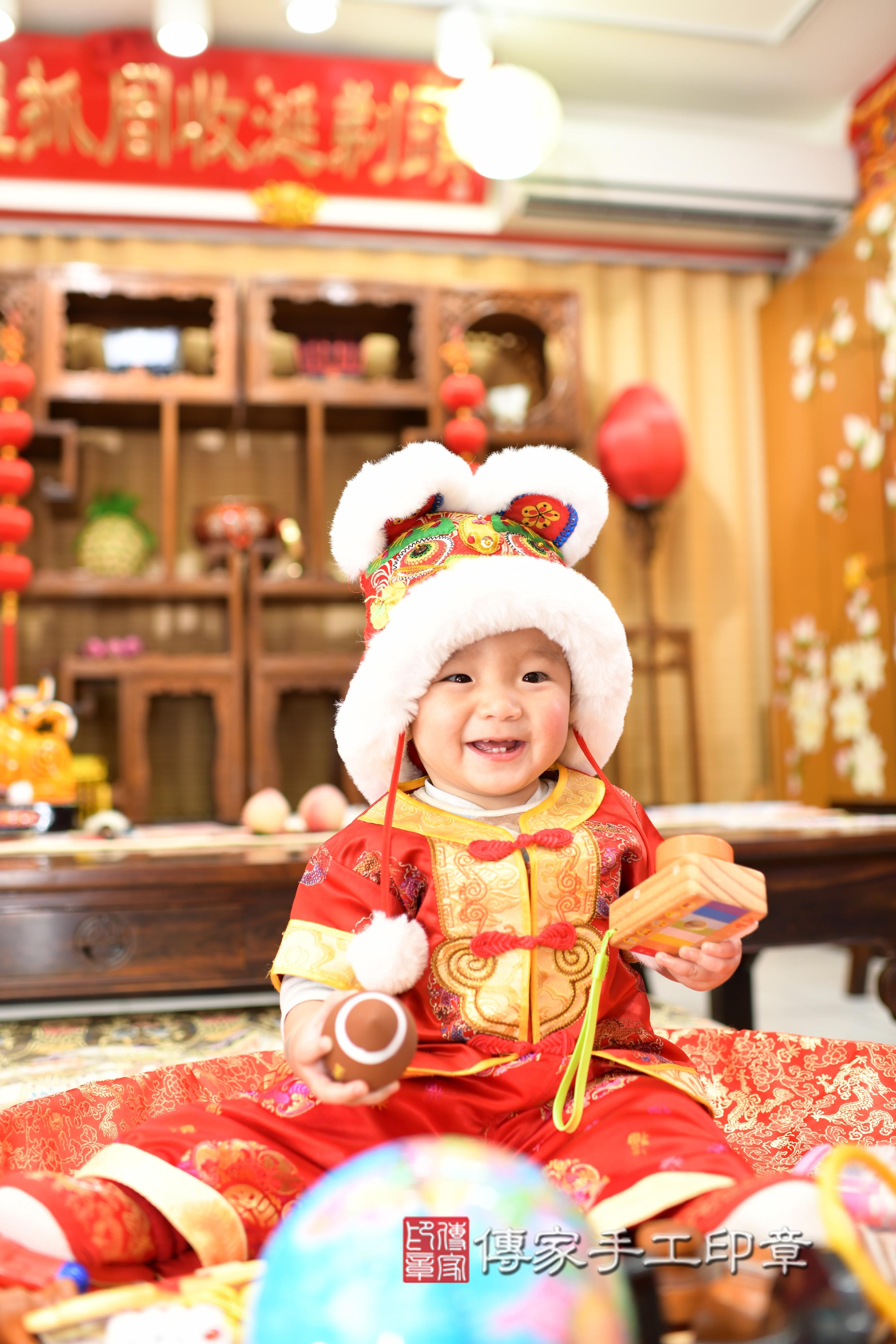 傳家手工印章台南店、抓周、度脺、中國風會場、傳家嬰兒古禮、吉祥話、抓周道具物品24種、拍照。抓周證書。寶寶抓周、滿周歲、生日快樂、祝福