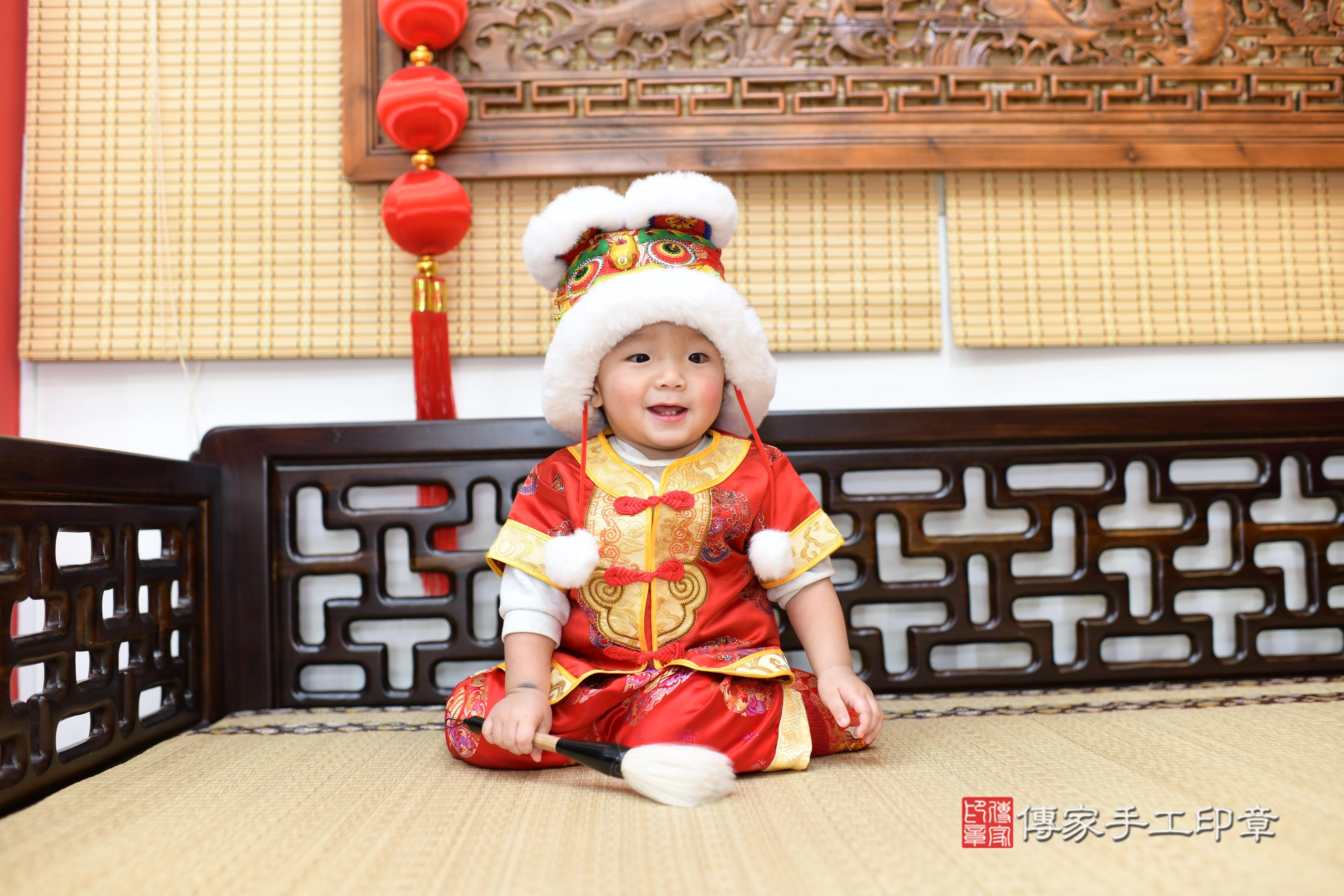 傳家手工印章台南店、抓周、度脺、中國風會場、傳家嬰兒古禮、吉祥話、抓周道具物品24種、拍照。抓周證書。寶寶抓周、滿周歲、生日快樂、祝福
