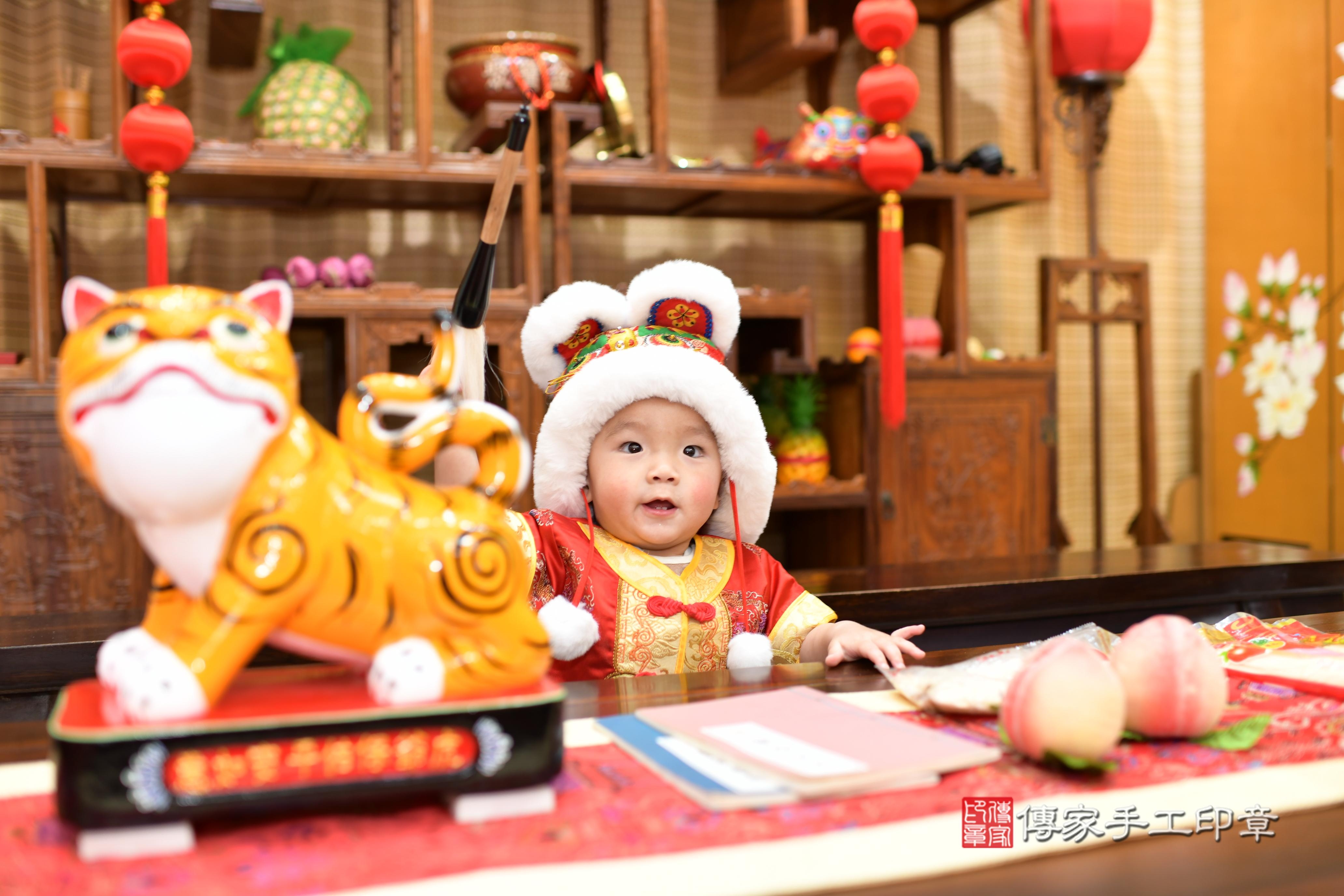 傳家手工印章台南店、抓周、度脺、中國風會場、傳家嬰兒古禮、吉祥話、抓周道具物品24種、拍照。抓周證書。寶寶抓周、滿周歲、生日快樂、祝福