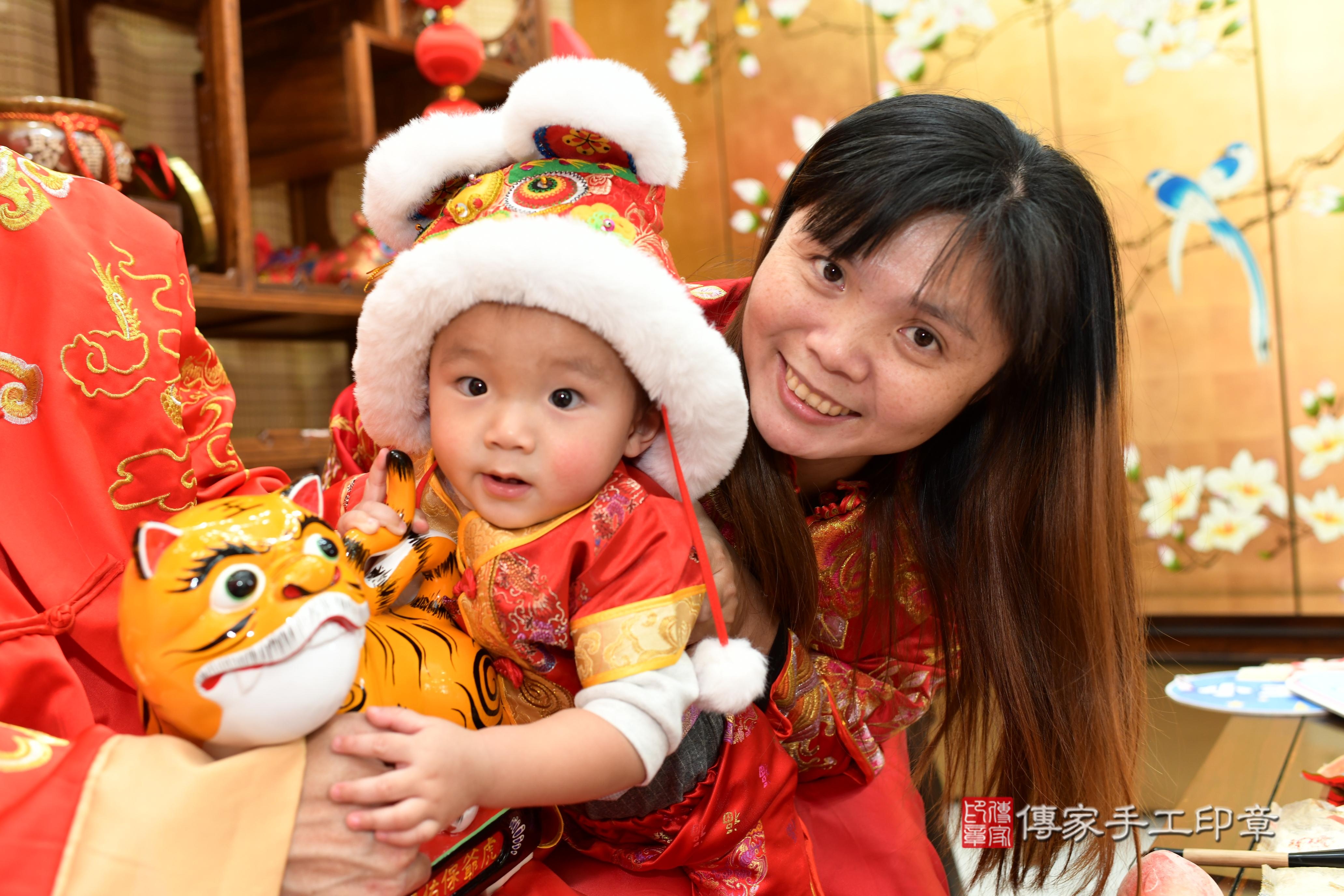 傳家手工印章台南店、抓周、度脺、中國風會場、傳家嬰兒古禮、吉祥話、抓周道具物品24種、拍照。抓周證書。寶寶抓周、滿周歲、生日快樂、祝福