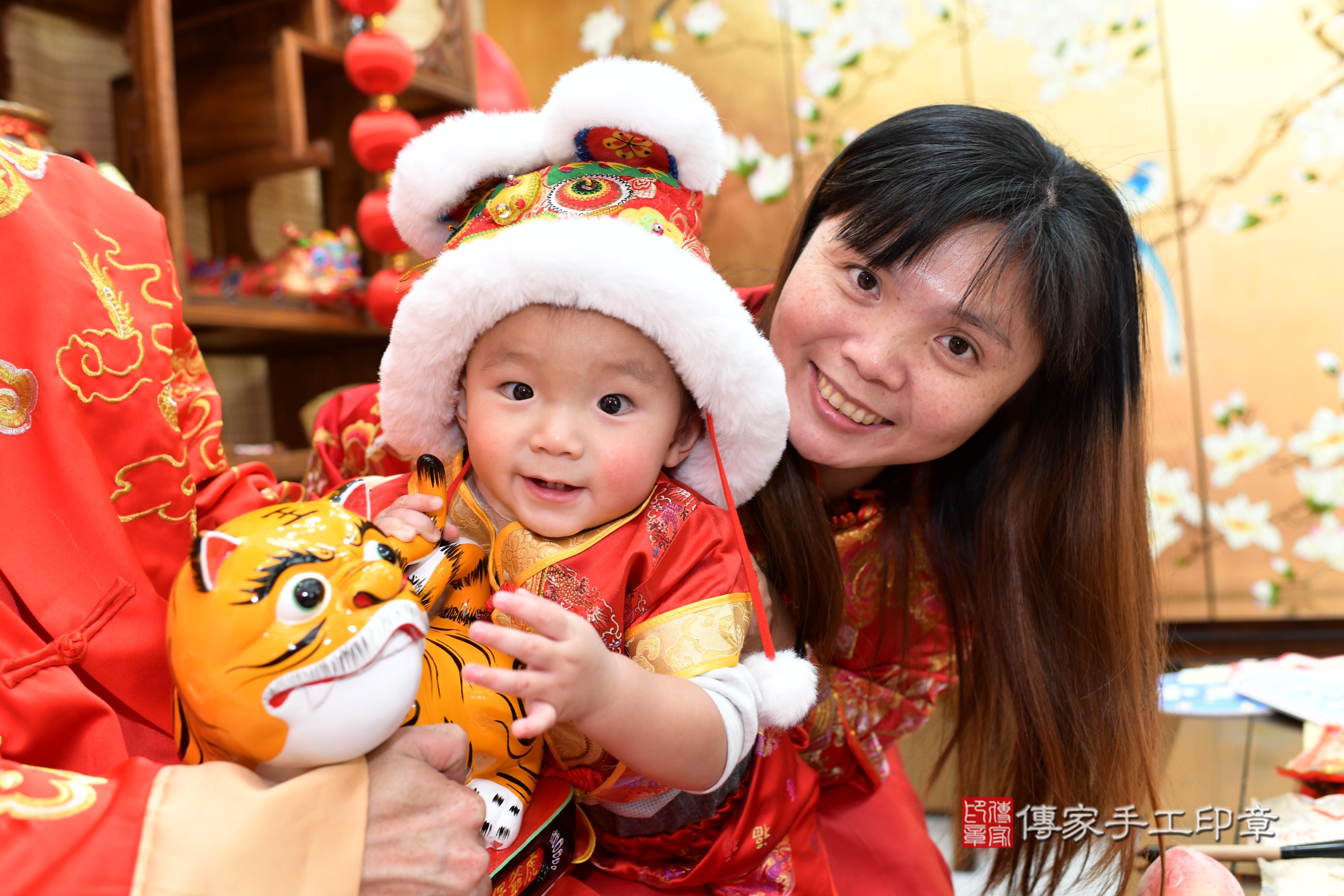 傳家手工印章台南店、抓周、度脺、中國風會場、傳家嬰兒古禮、吉祥話、抓周道具物品24種、拍照。抓周證書。寶寶抓周、滿周歲、生日快樂、祝福
