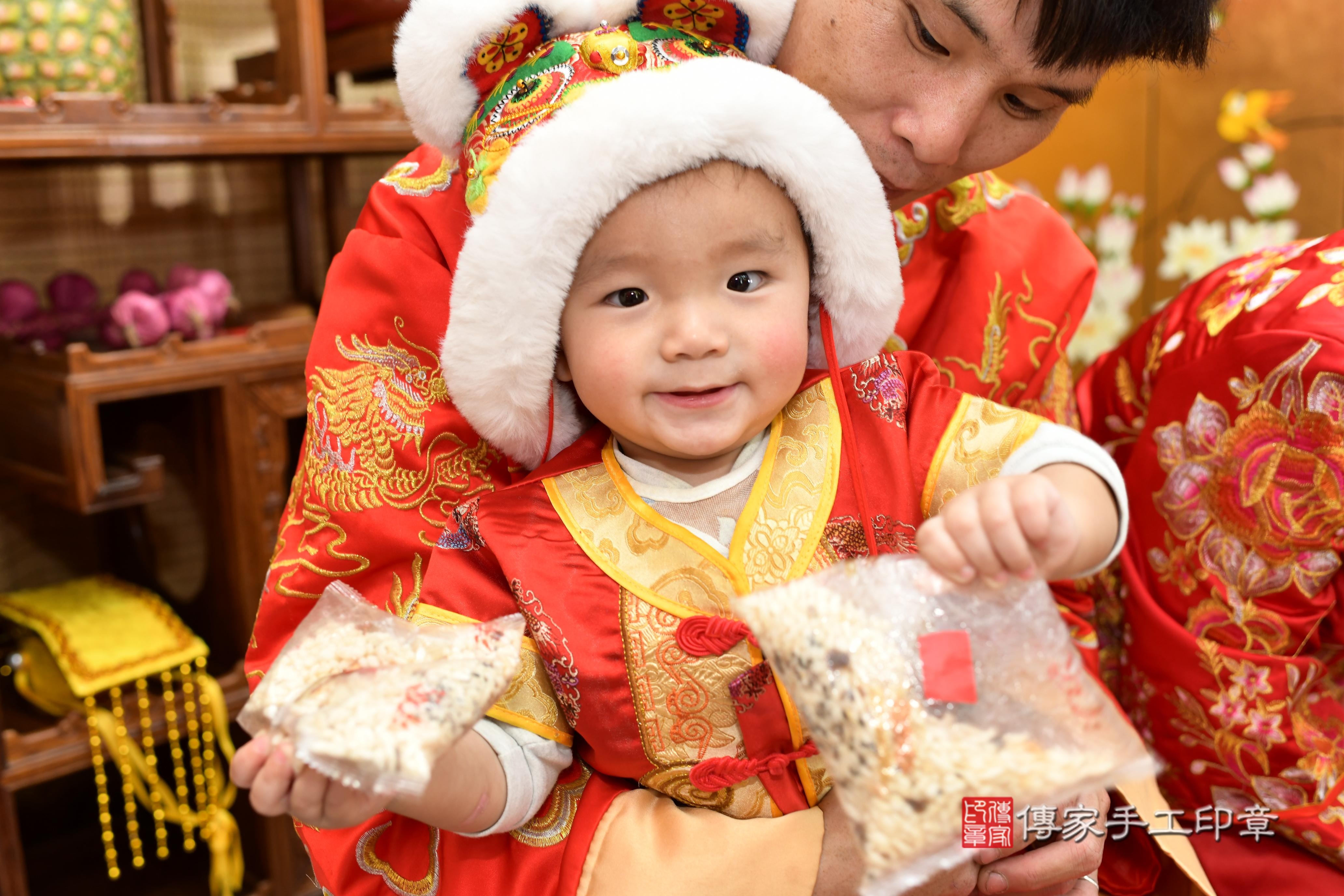 傳家手工印章台南店、抓周、度脺、中國風會場、傳家嬰兒古禮、吉祥話、抓周道具物品24種、拍照。抓周證書。寶寶抓周、滿周歲、生日快樂、祝福