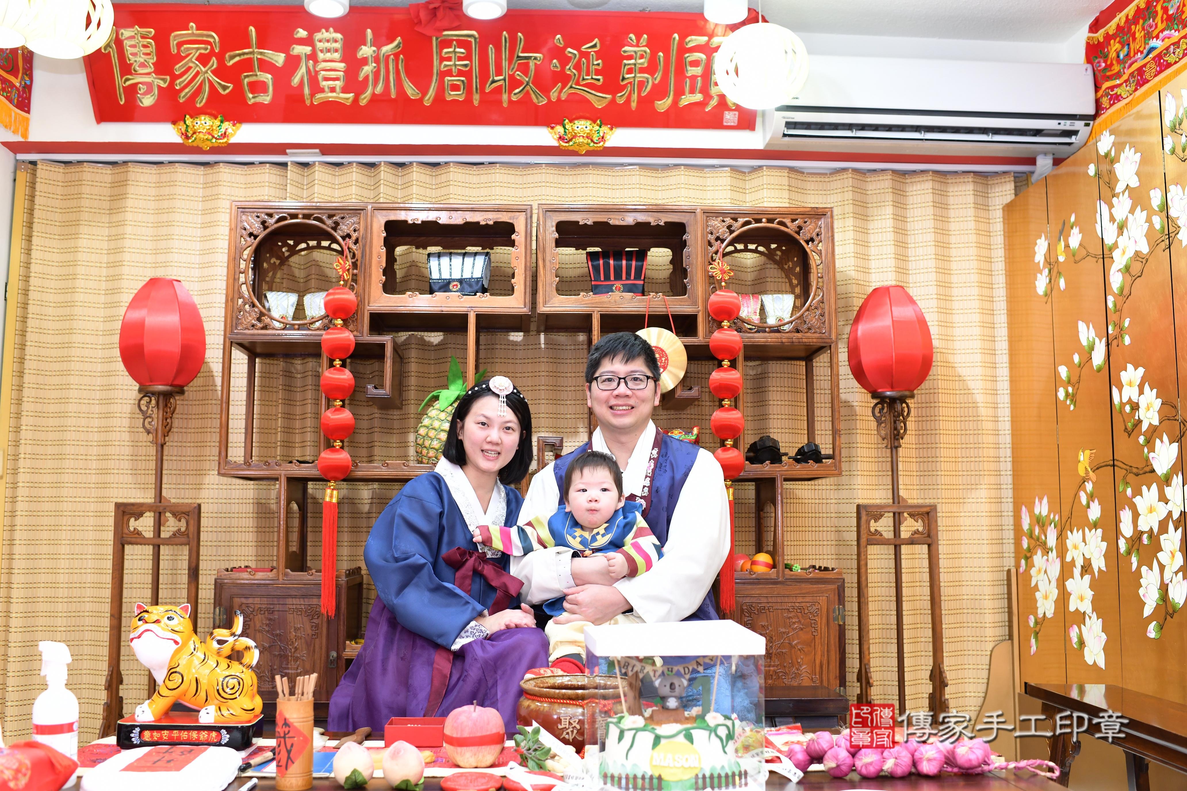 傳家手工印章台南店、抓周、度脺、中國風會場、傳家嬰兒古禮、吉祥話、抓周道具物品24種、拍照。抓周證書。寶寶抓周、滿周歲、生日快樂、祝福