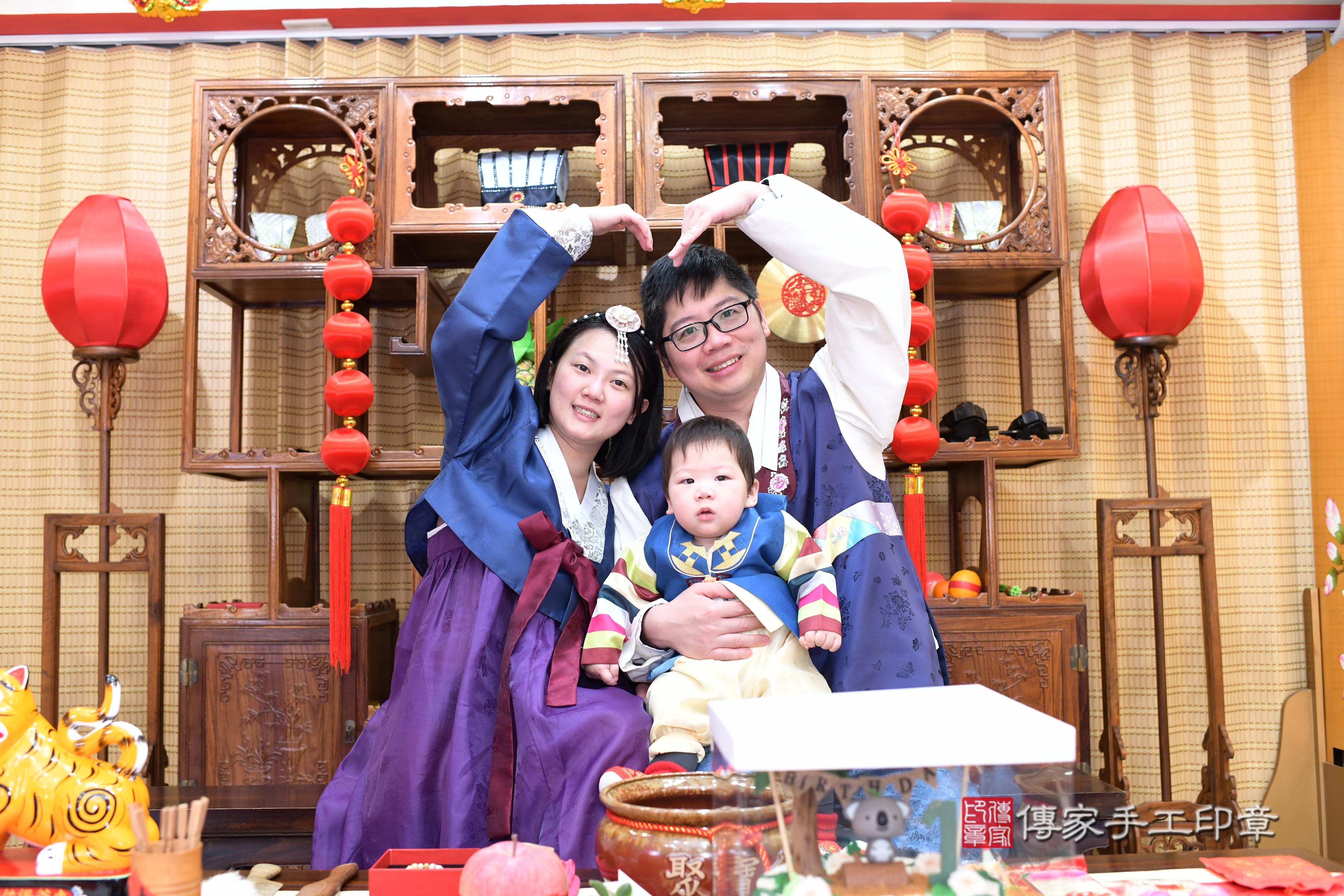 傳家手工印章台南店、抓周、度脺、中國風會場、傳家嬰兒古禮、吉祥話、抓周道具物品24種、拍照。抓周證書。寶寶抓周、滿周歲、生日快樂、祝福