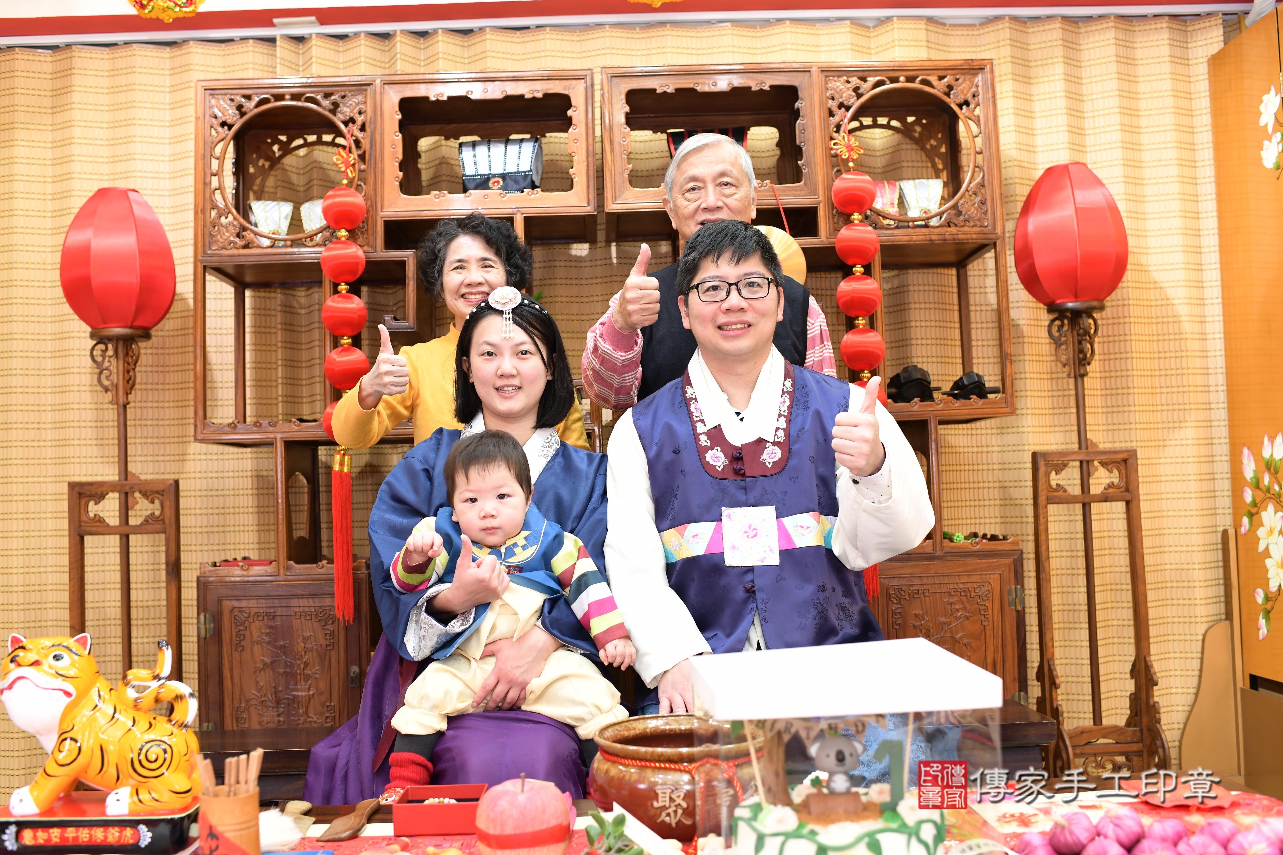 傳家手工印章台南店、抓周、度脺、中國風會場、傳家嬰兒古禮、吉祥話、抓周道具物品24種、拍照。抓周證書。寶寶抓周、滿周歲、生日快樂、祝福
