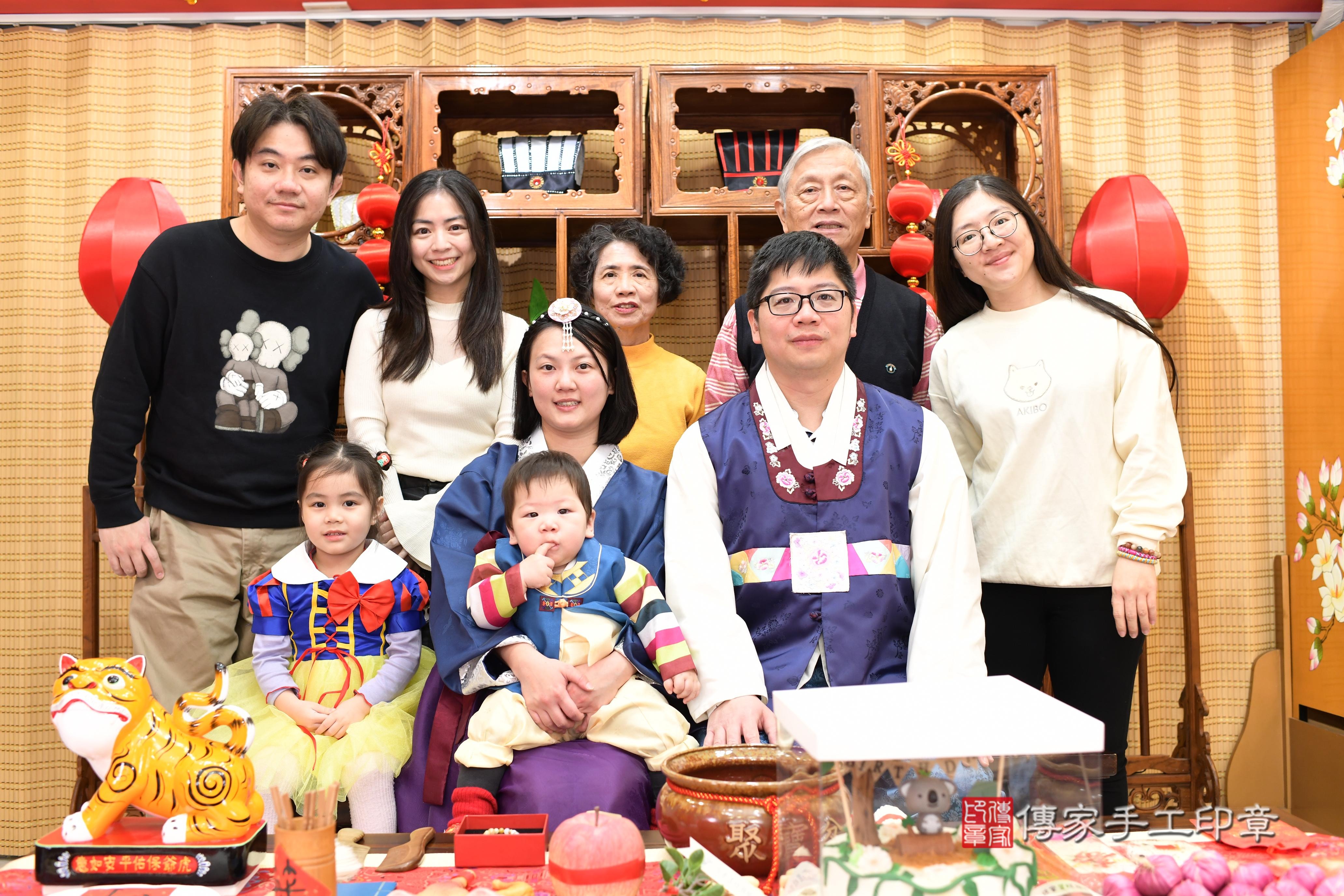 傳家手工印章台南店、抓周、度脺、中國風會場、傳家嬰兒古禮、吉祥話、抓周道具物品24種、拍照。抓周證書。寶寶抓周、滿周歲、生日快樂、祝福