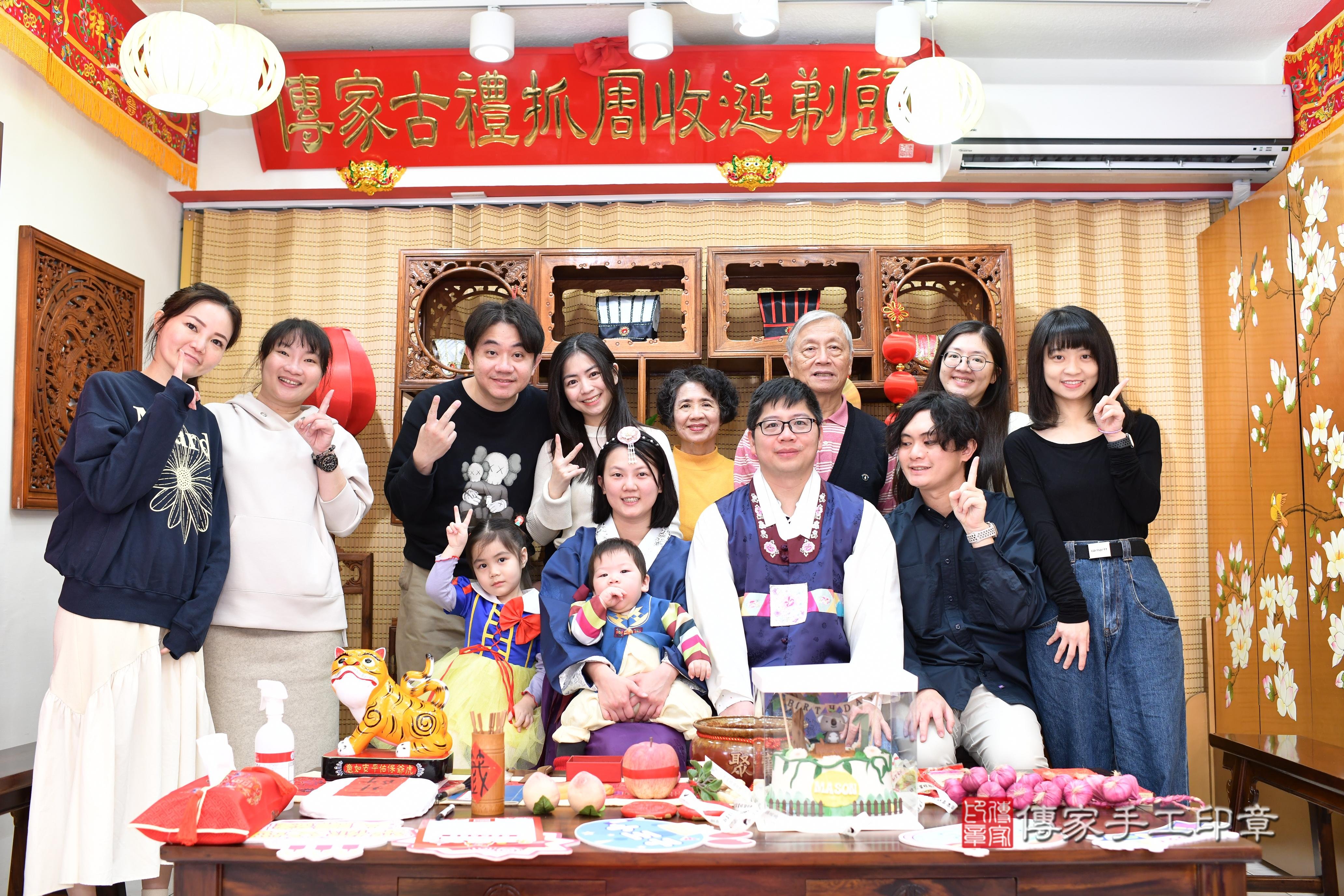 傳家手工印章台南店、抓周、度脺、中國風會場、傳家嬰兒古禮、吉祥話、抓周道具物品24種、拍照。抓周證書。寶寶抓周、滿周歲、生日快樂、祝福