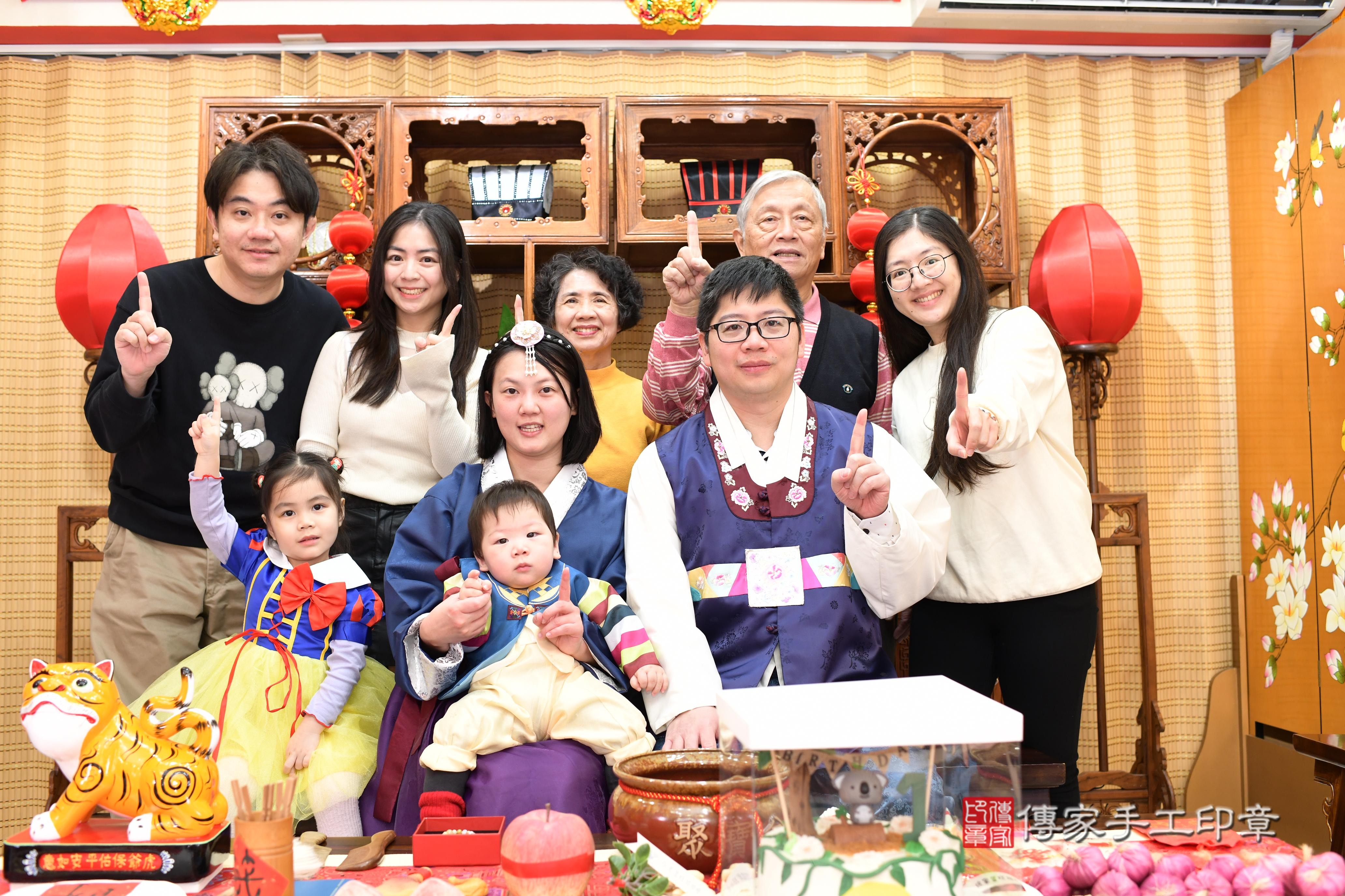 傳家手工印章台南店、抓周、度脺、中國風會場、傳家嬰兒古禮、吉祥話、抓周道具物品24種、拍照。抓周證書。寶寶抓周、滿周歲、生日快樂、祝福