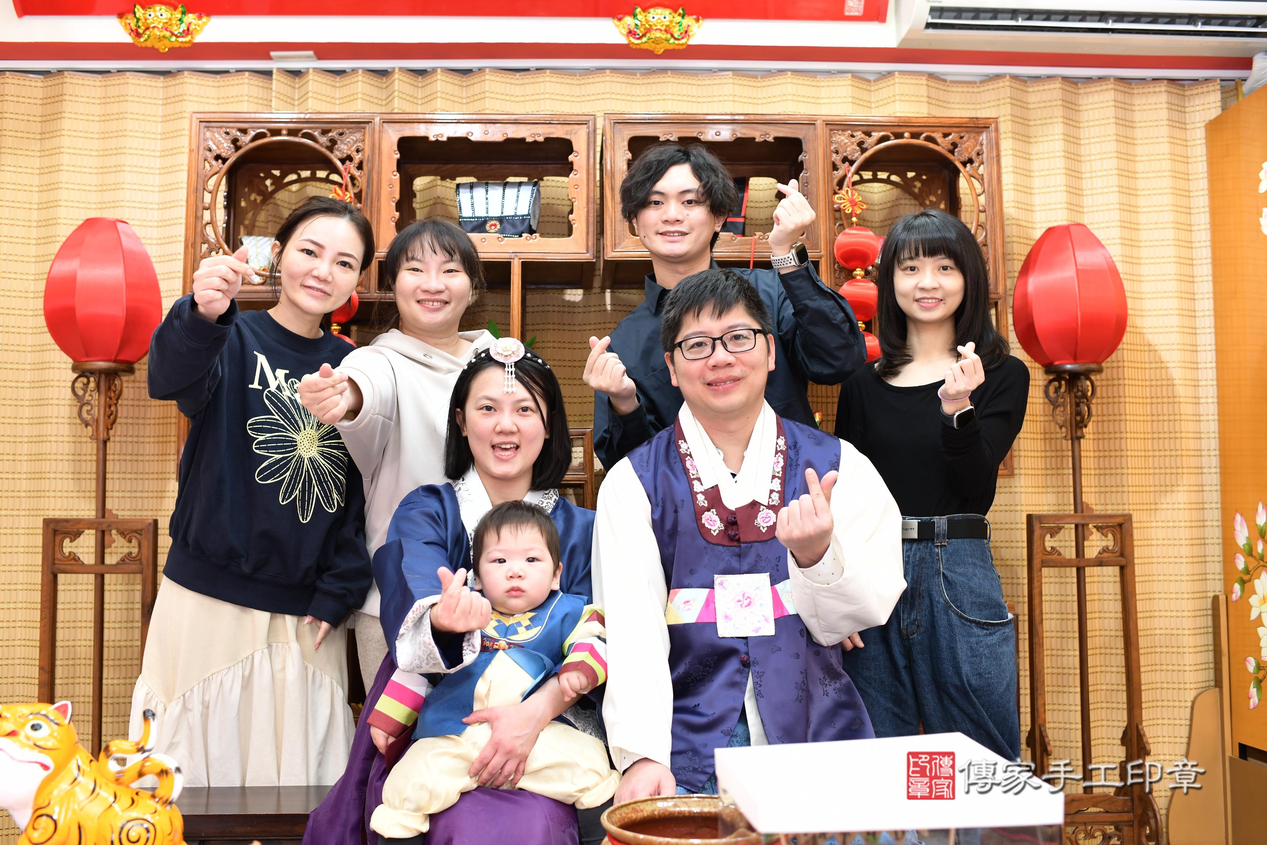傳家手工印章台南店、抓周、度脺、中國風會場、傳家嬰兒古禮、吉祥話、抓周道具物品24種、拍照。抓周證書。寶寶抓周、滿周歲、生日快樂、祝福