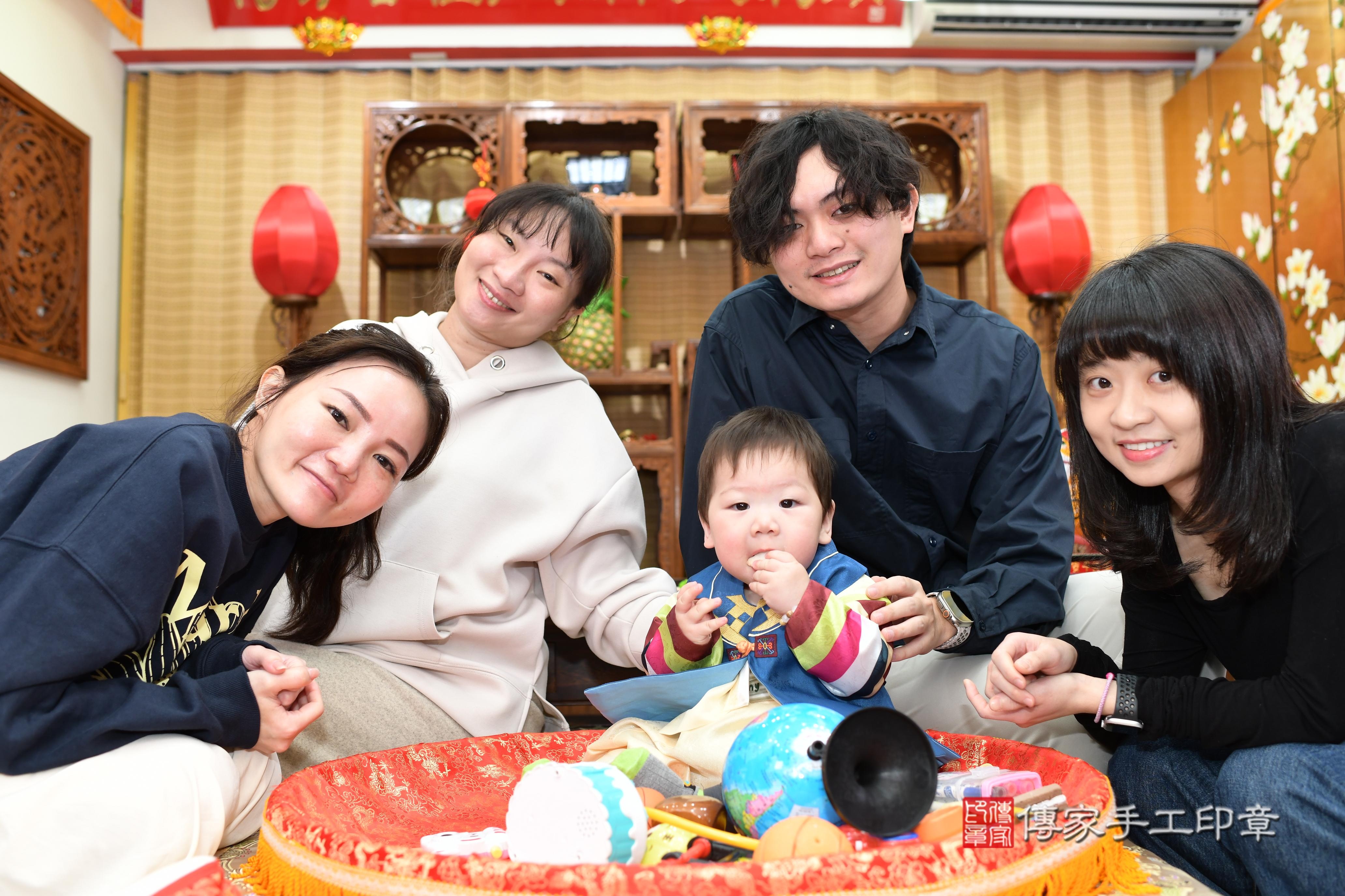 傳家手工印章台南店、抓周、度脺、中國風會場、傳家嬰兒古禮、吉祥話、抓周道具物品24種、拍照。抓周證書。寶寶抓周、滿周歲、生日快樂、祝福