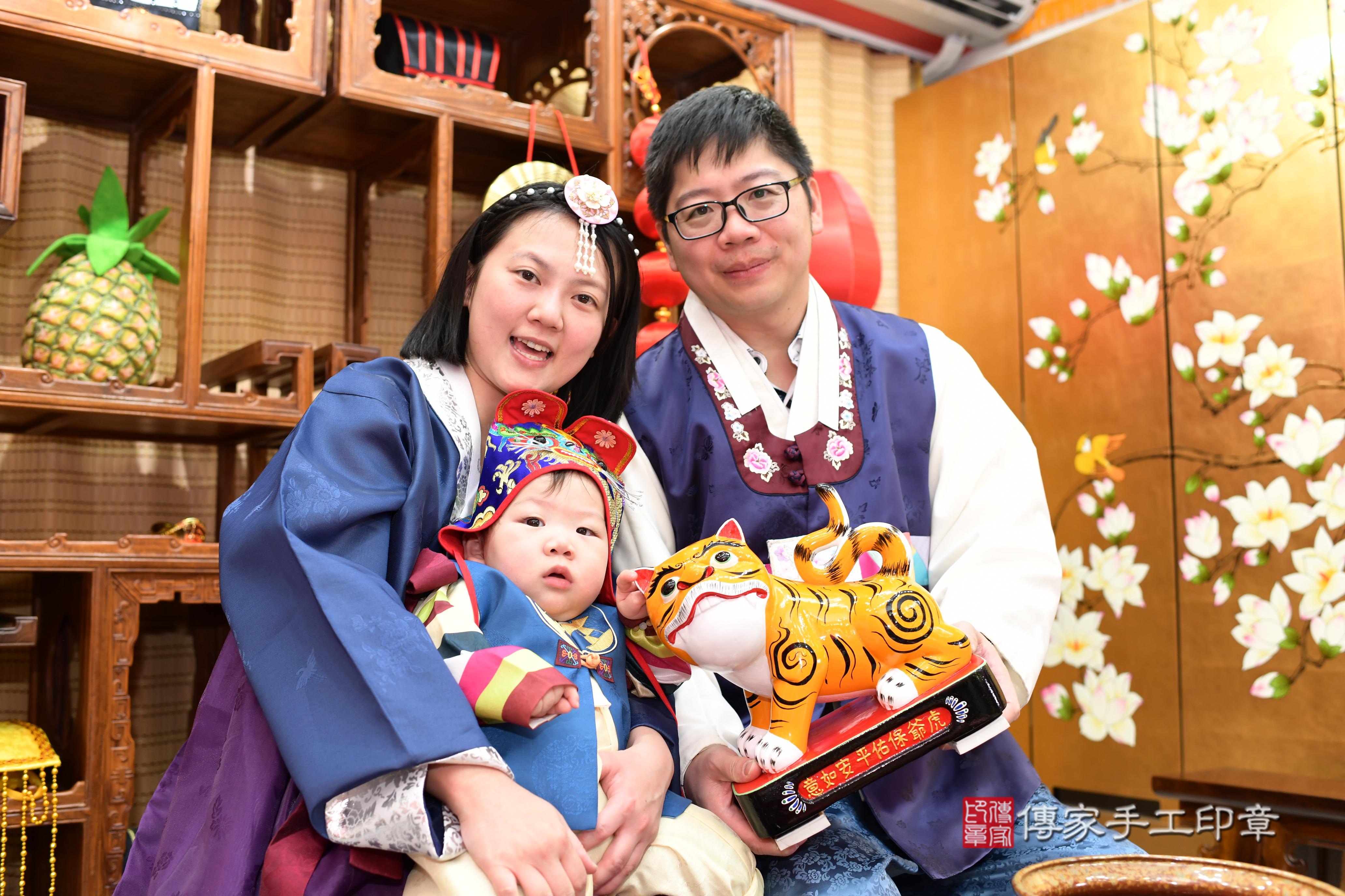 傳家手工印章台南店、抓周、度脺、中國風會場、傳家嬰兒古禮、吉祥話、抓周道具物品24種、拍照。抓周證書。寶寶抓周、滿周歲、生日快樂、祝福