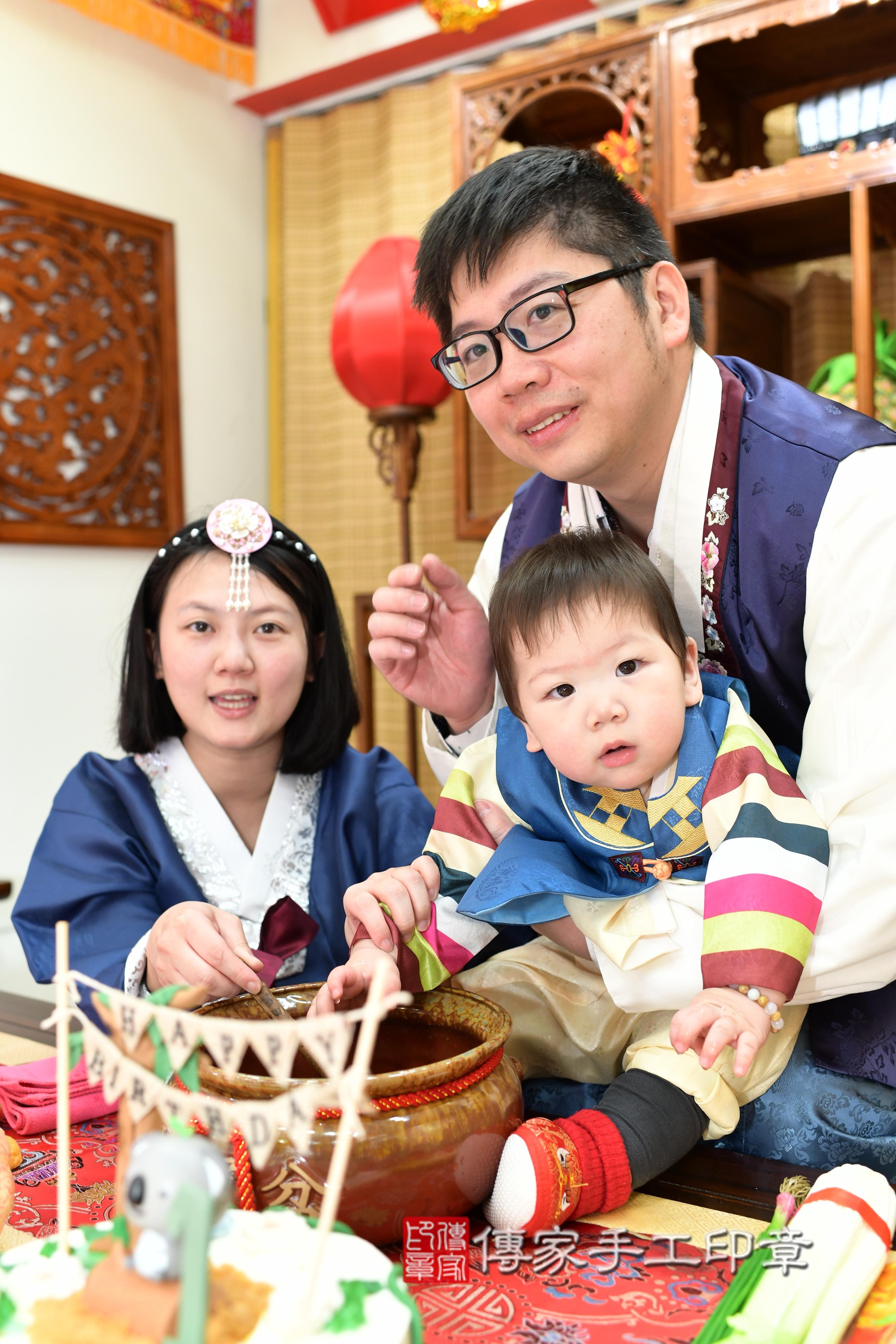 傳家手工印章台南店、抓周、度脺、中國風會場、傳家嬰兒古禮、吉祥話、抓周道具物品24種、拍照。抓周證書。寶寶抓周、滿周歲、生日快樂、祝福