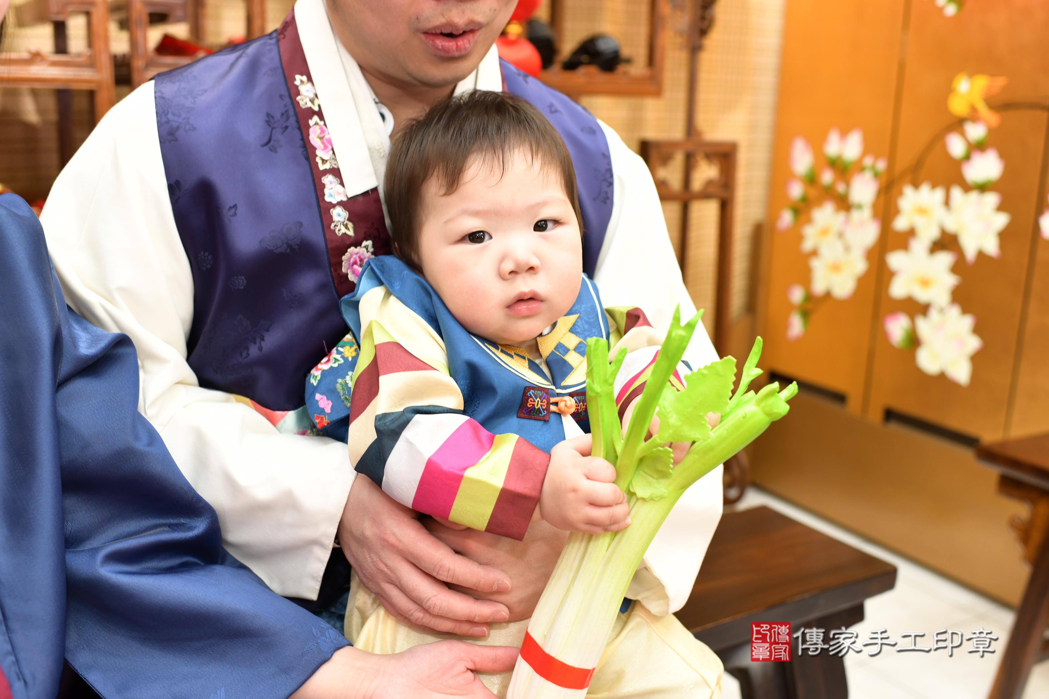 傳家手工印章台南店、抓周、度脺、中國風會場、傳家嬰兒古禮、吉祥話、抓周道具物品24種、拍照。抓周證書。寶寶抓周、滿周歲、生日快樂、祝福