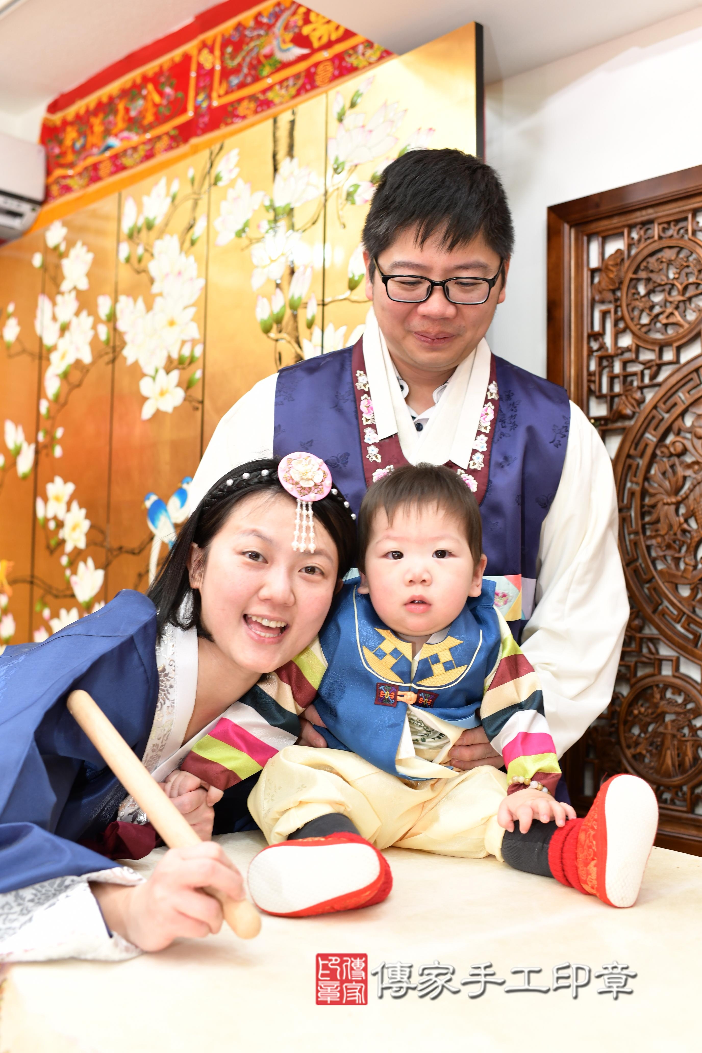 傳家手工印章台南店、抓周、度脺、中國風會場、傳家嬰兒古禮、吉祥話、抓周道具物品24種、拍照。抓周證書。寶寶抓周、滿周歲、生日快樂、祝福