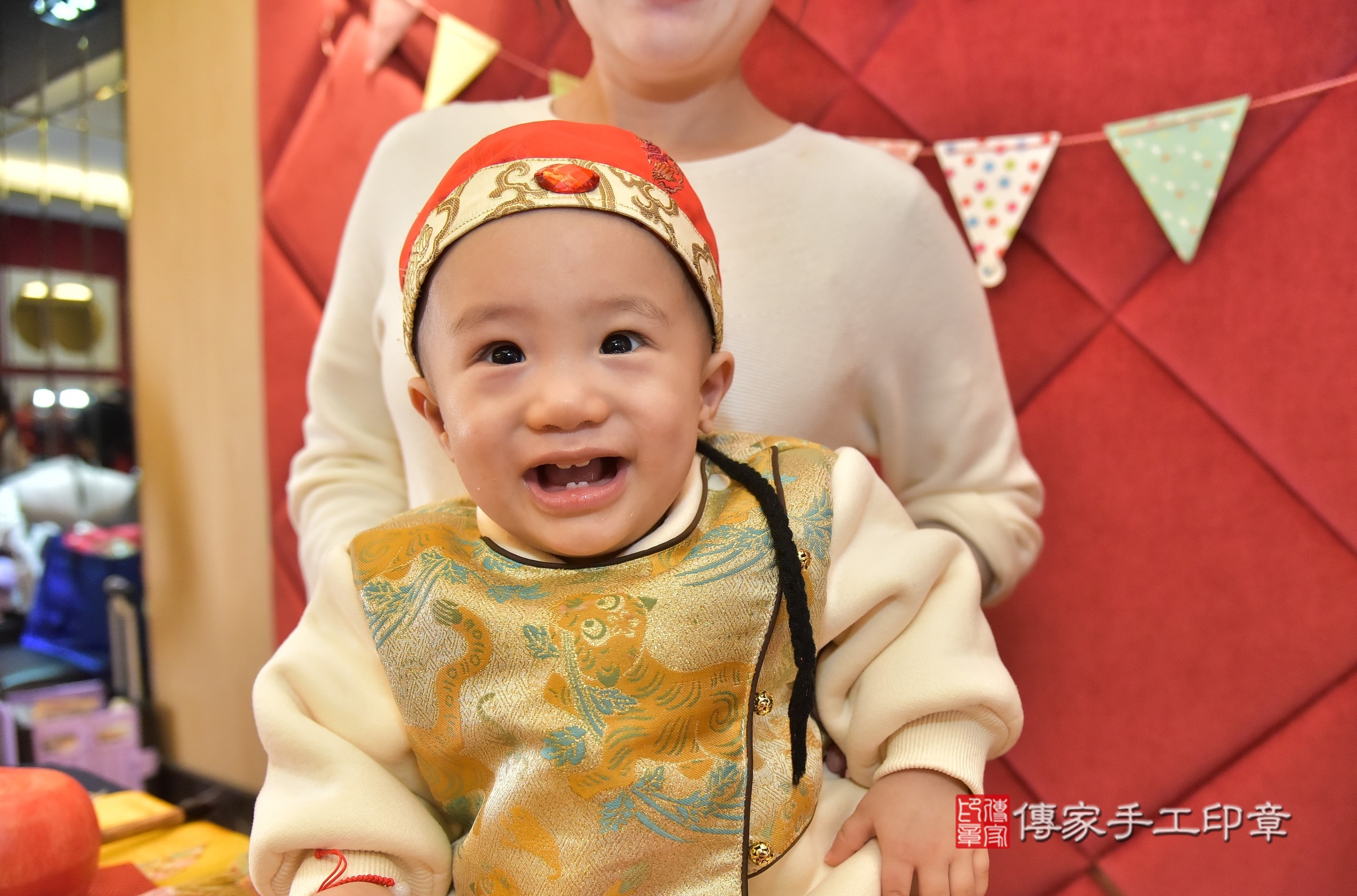新北市永和區濠濠寶寶和恬恬寶寶抓周推薦：傳家新北店到府抓周，嬰兒古禮抓周流程儀式吉祥話、抓周道具物品24種、拍照。抓周證書。2025.1.12，照片3