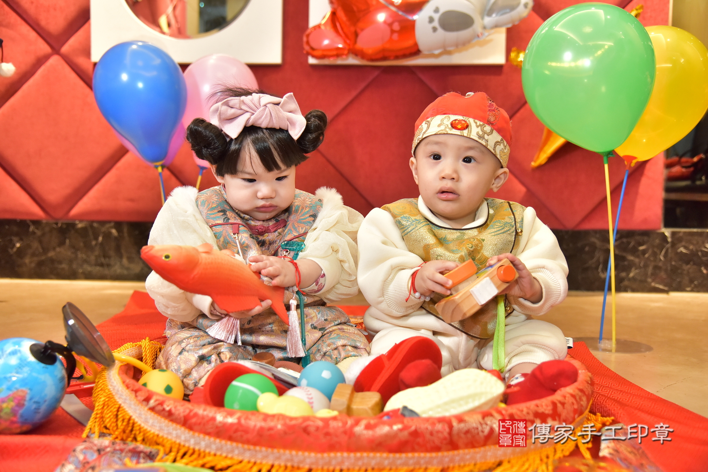 新北市永和區濠濠寶寶和恬恬寶寶抓周推薦：傳家新北店到府抓周，嬰兒古禮抓周流程儀式吉祥話、抓周道具物品24種、拍照。抓周證書。2025.1.12，照片6