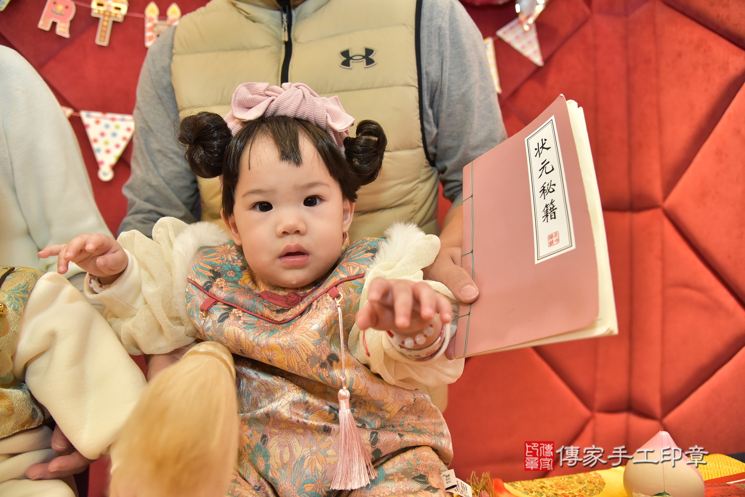 新北市永和區濠濠寶寶和恬恬寶寶抓周推薦：傳家新北店到府抓周，嬰兒古禮抓周流程儀式吉祥話、抓周道具物品24種、拍照。抓周證書。2025.1.12，照片5
