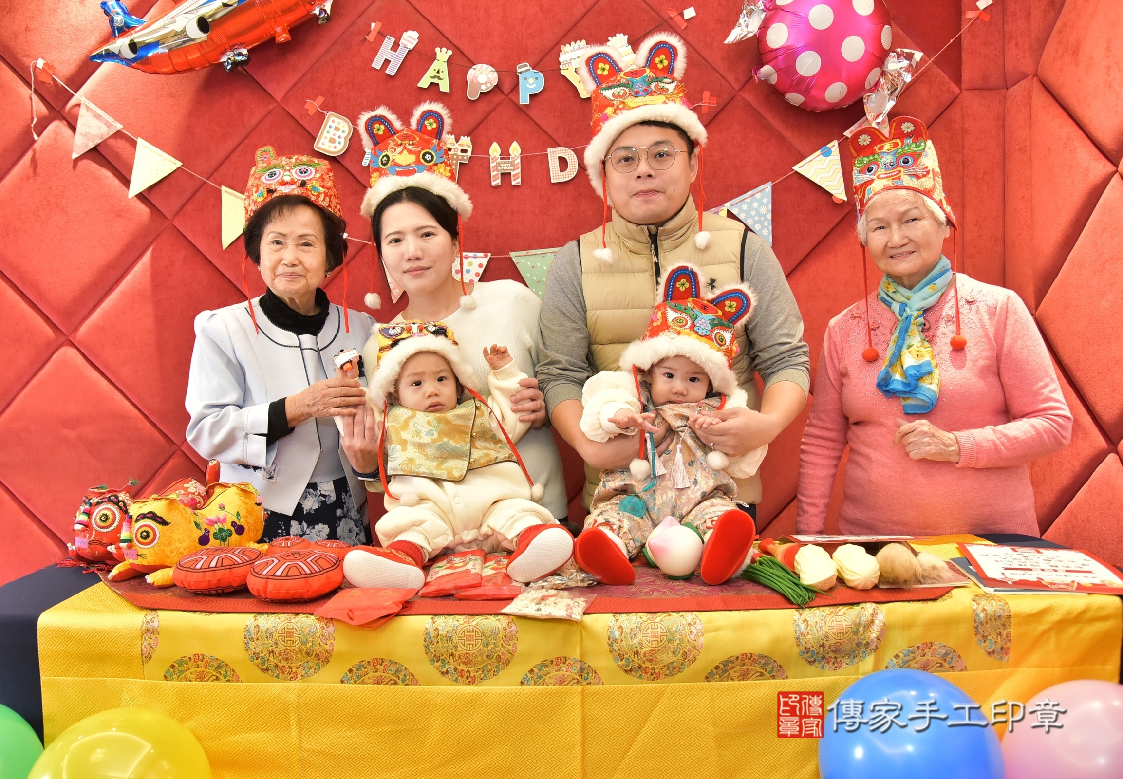新北市永和區濠濠寶寶和恬恬寶寶抓周推薦：傳家新北店到府抓周，嬰兒古禮抓周流程儀式吉祥話、抓周道具物品24種、拍照。抓周證書。2025.1.12，照片17